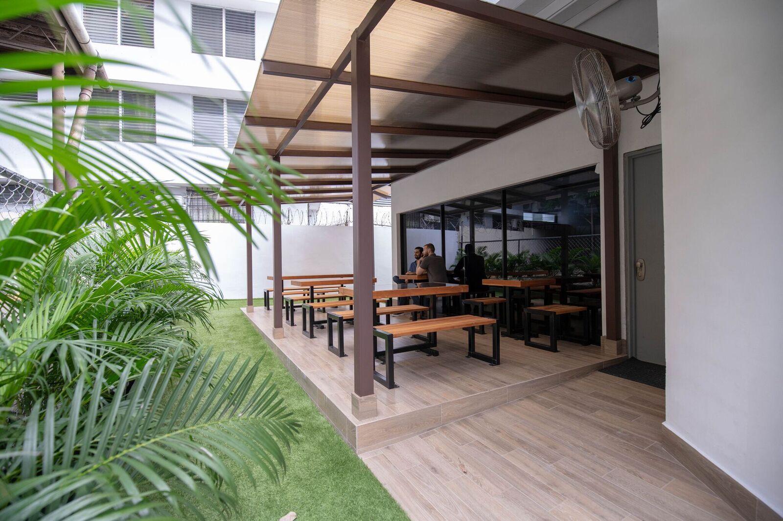 Outdoor office space with plants - Ducruet