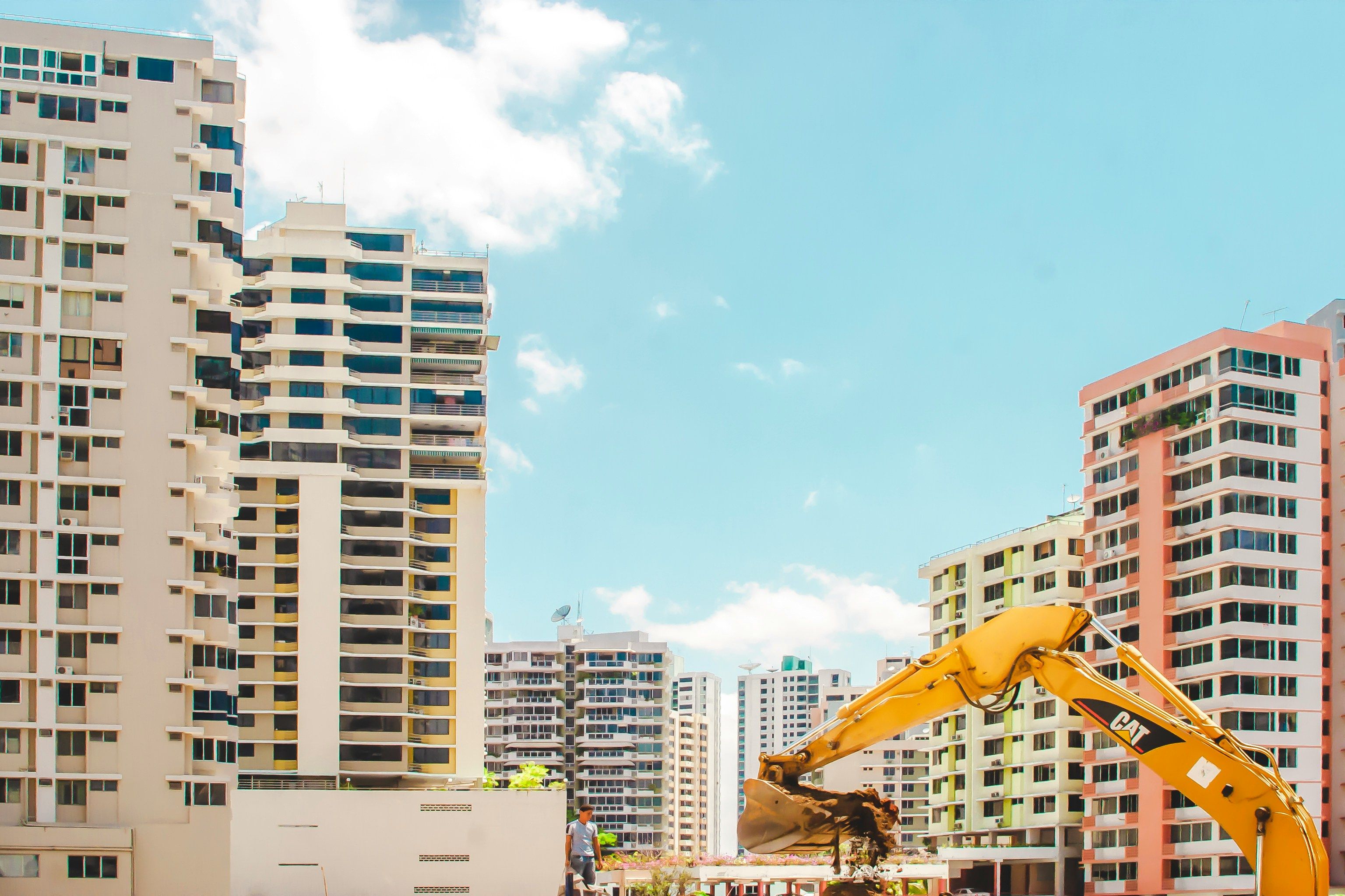 Edificio-en-construcción-en-Panamá-mostrando-el-impacto-del-diseño-arquitectónico-y-estructural-en-los-costos.jpg