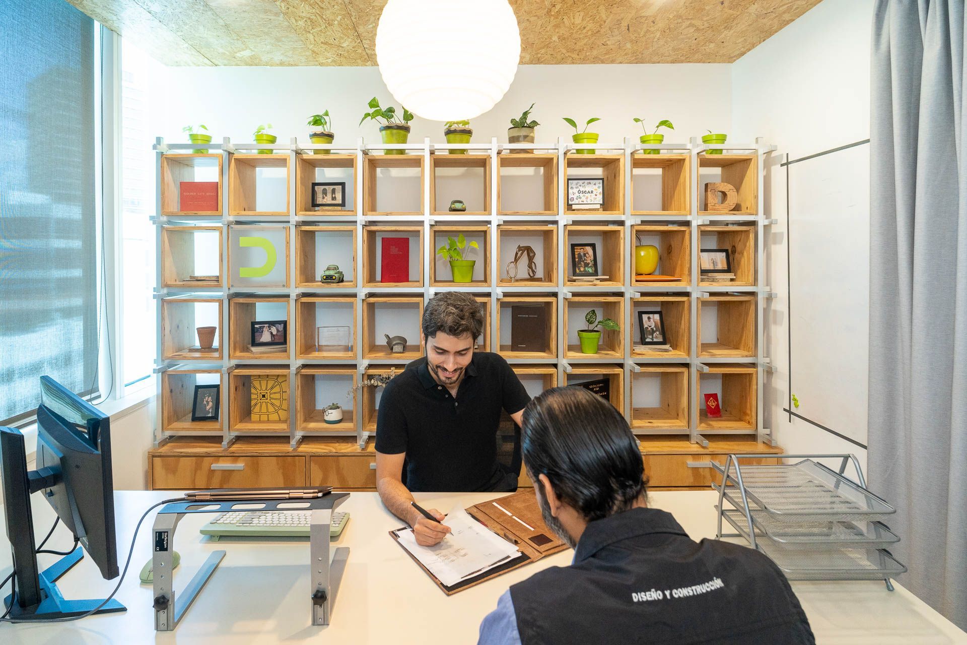 Espacio-de-trabajo-colaborativo-moderno-en-una-oficina-corporativa-en-Panamá.jpg