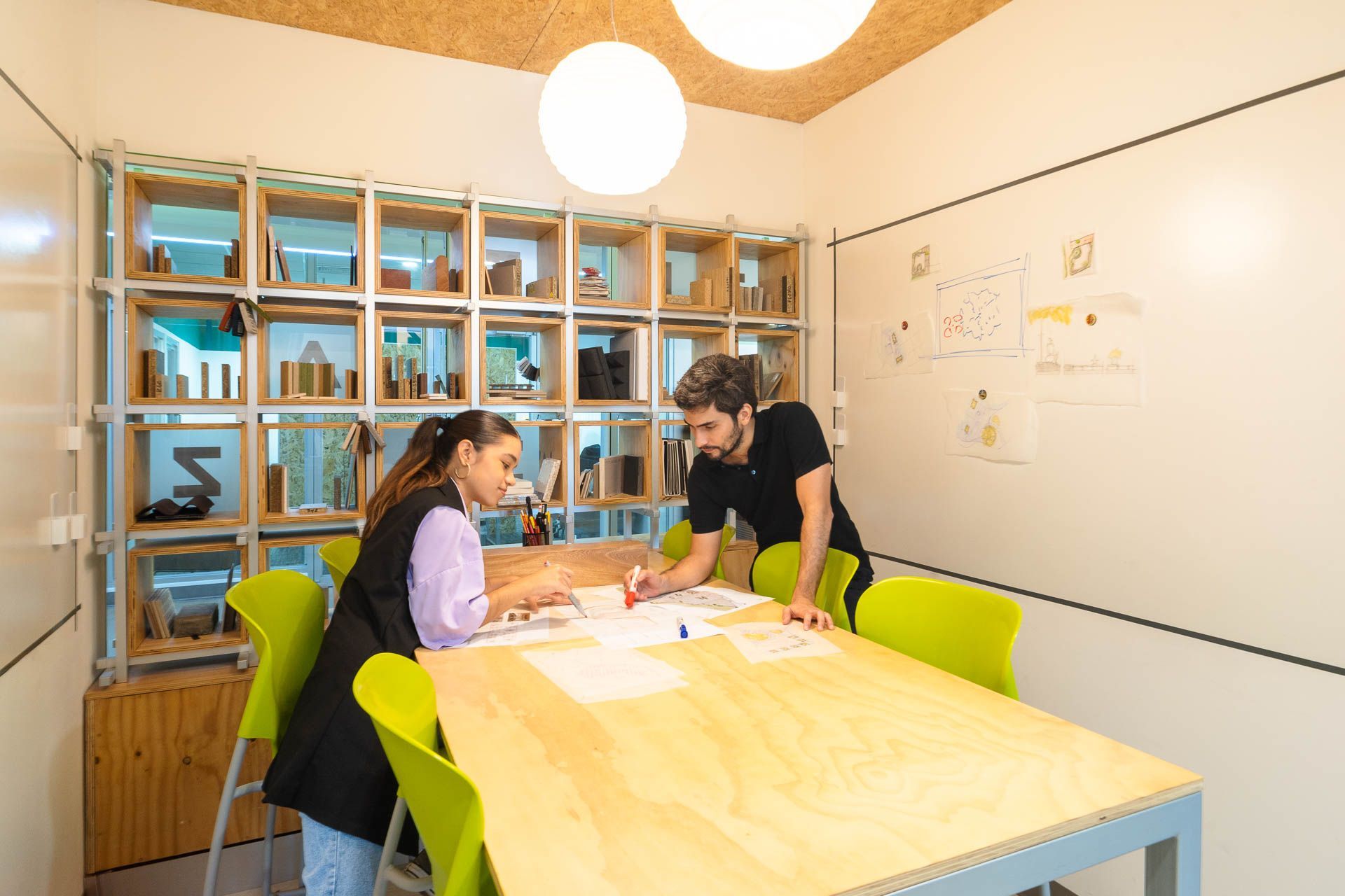 Sala-de-reuniones-con-tecnología-avanzada-en-una-oficina-corporativa-en-Panamá.jpg