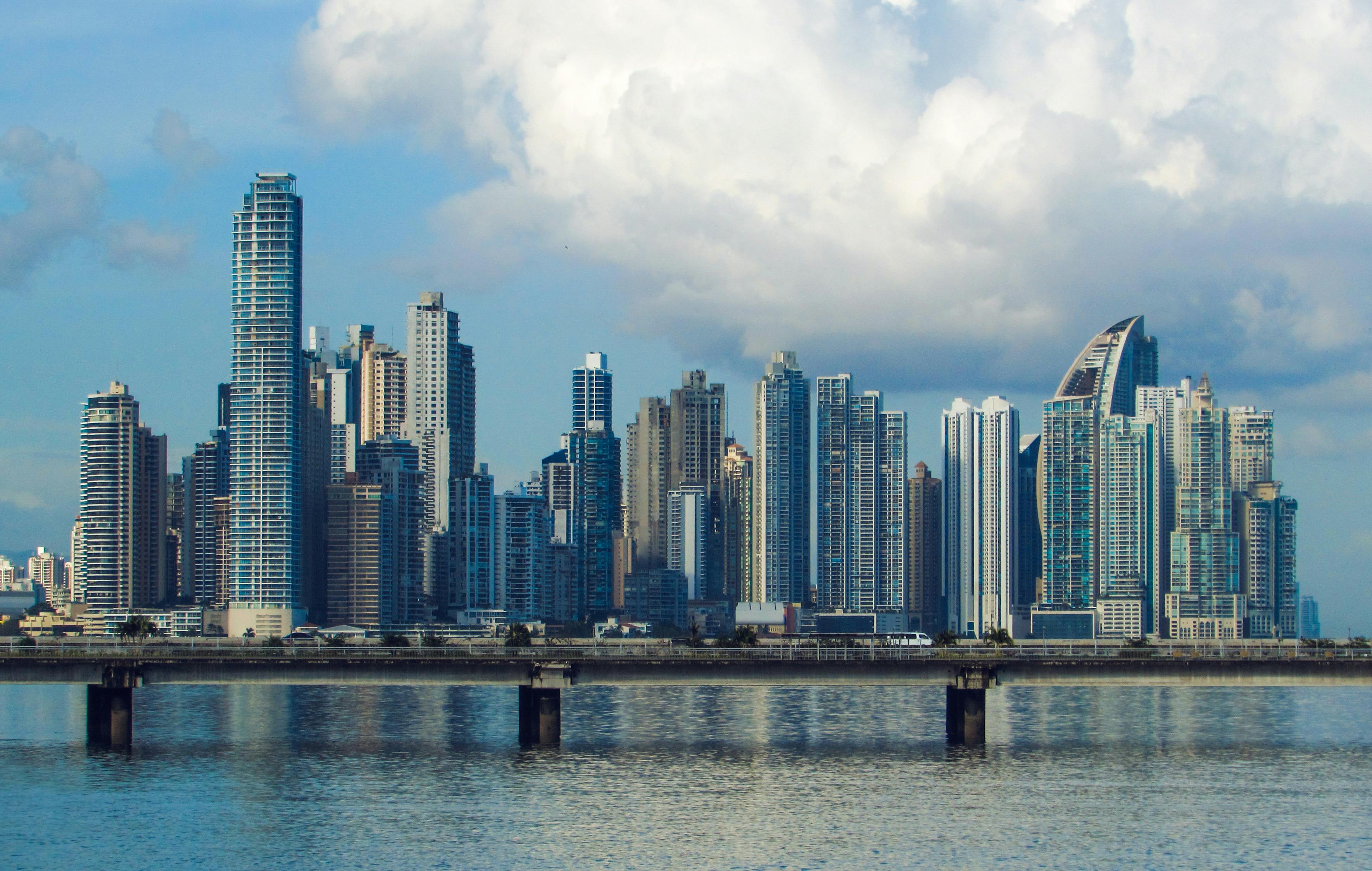 Skyline de la Ciudad de Panamá mostrando crecimiento económico y estabilidad.jpg
