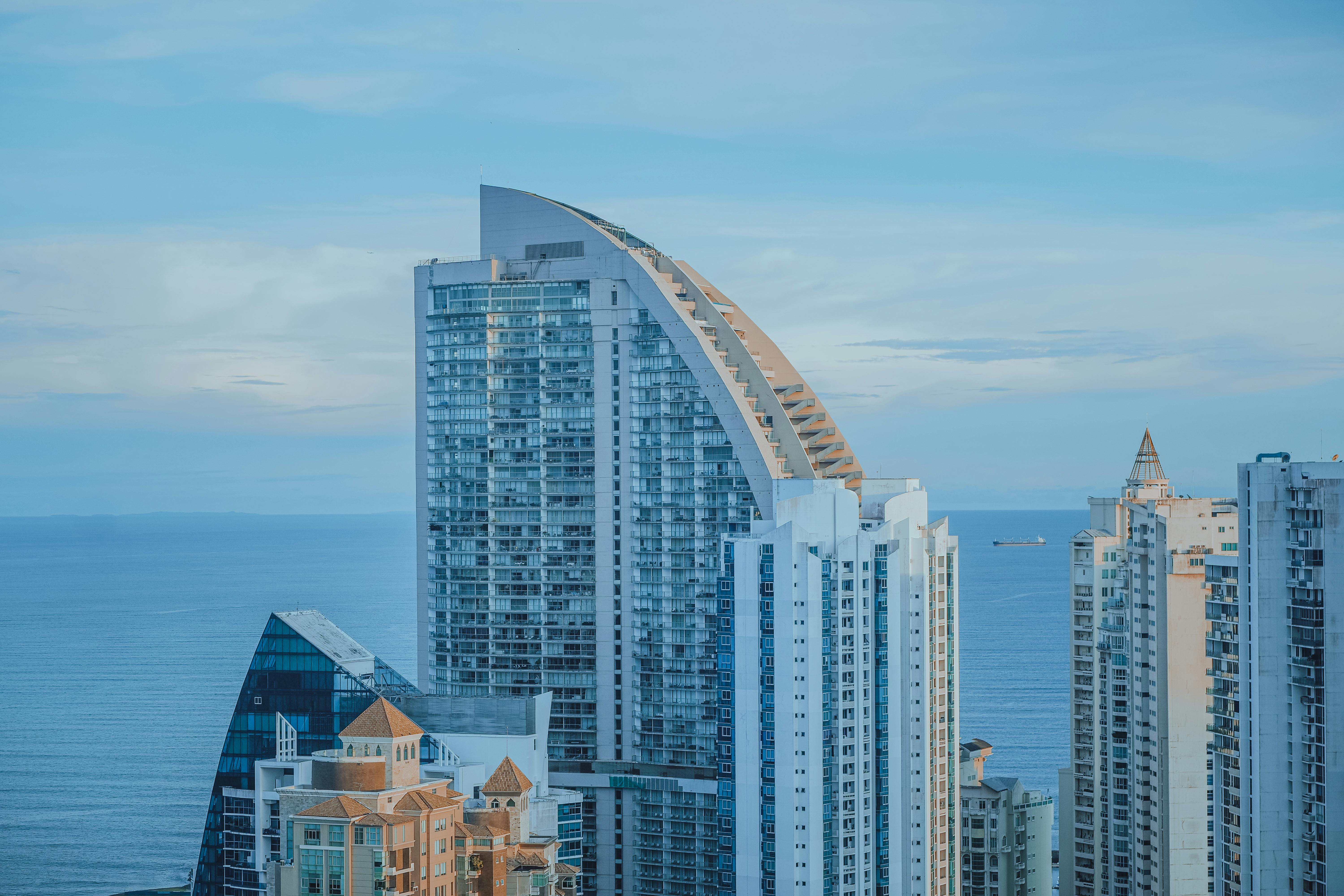 Moderno edificio de oficinas en Panamá.jpg