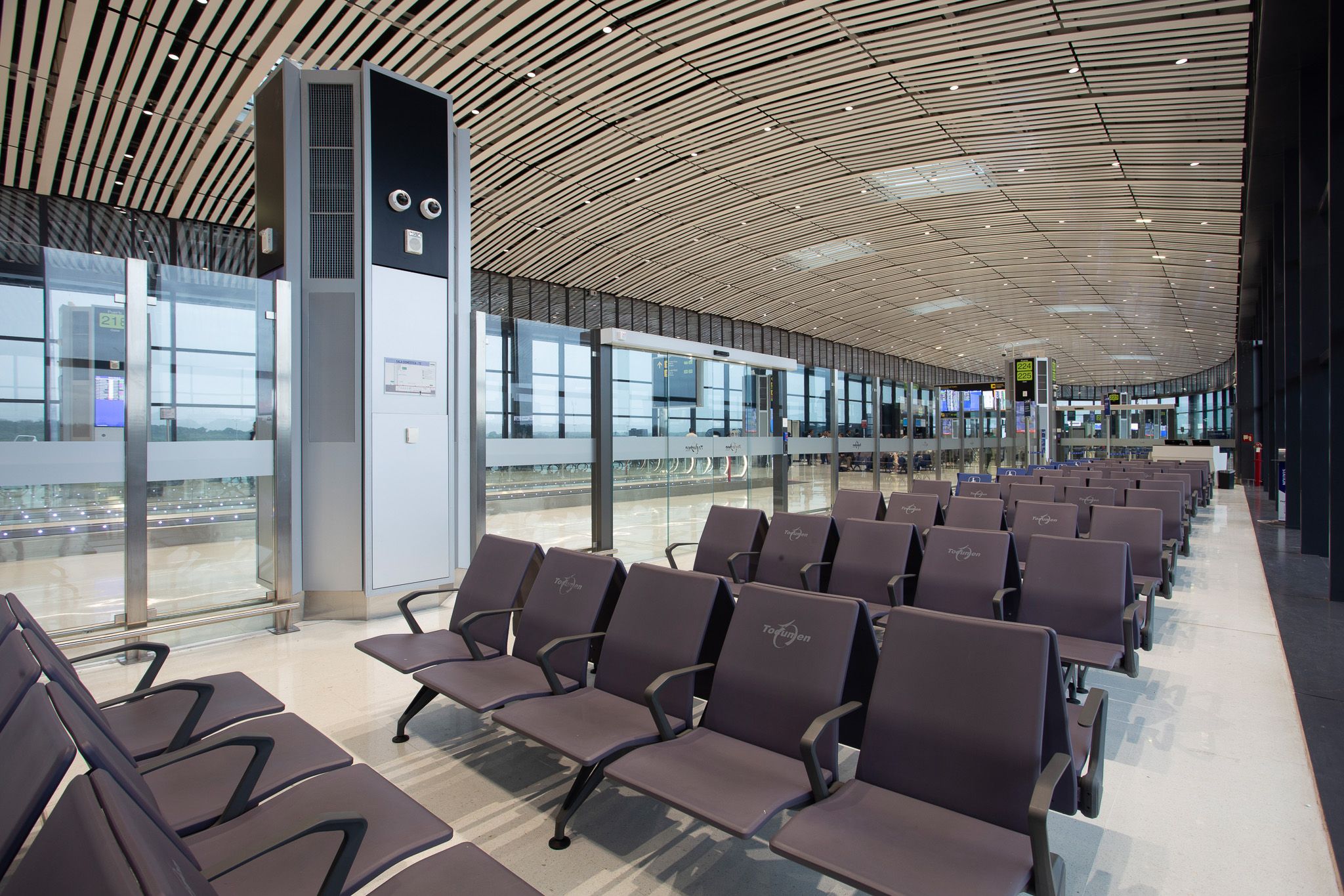 Sala de espera con techo de madera