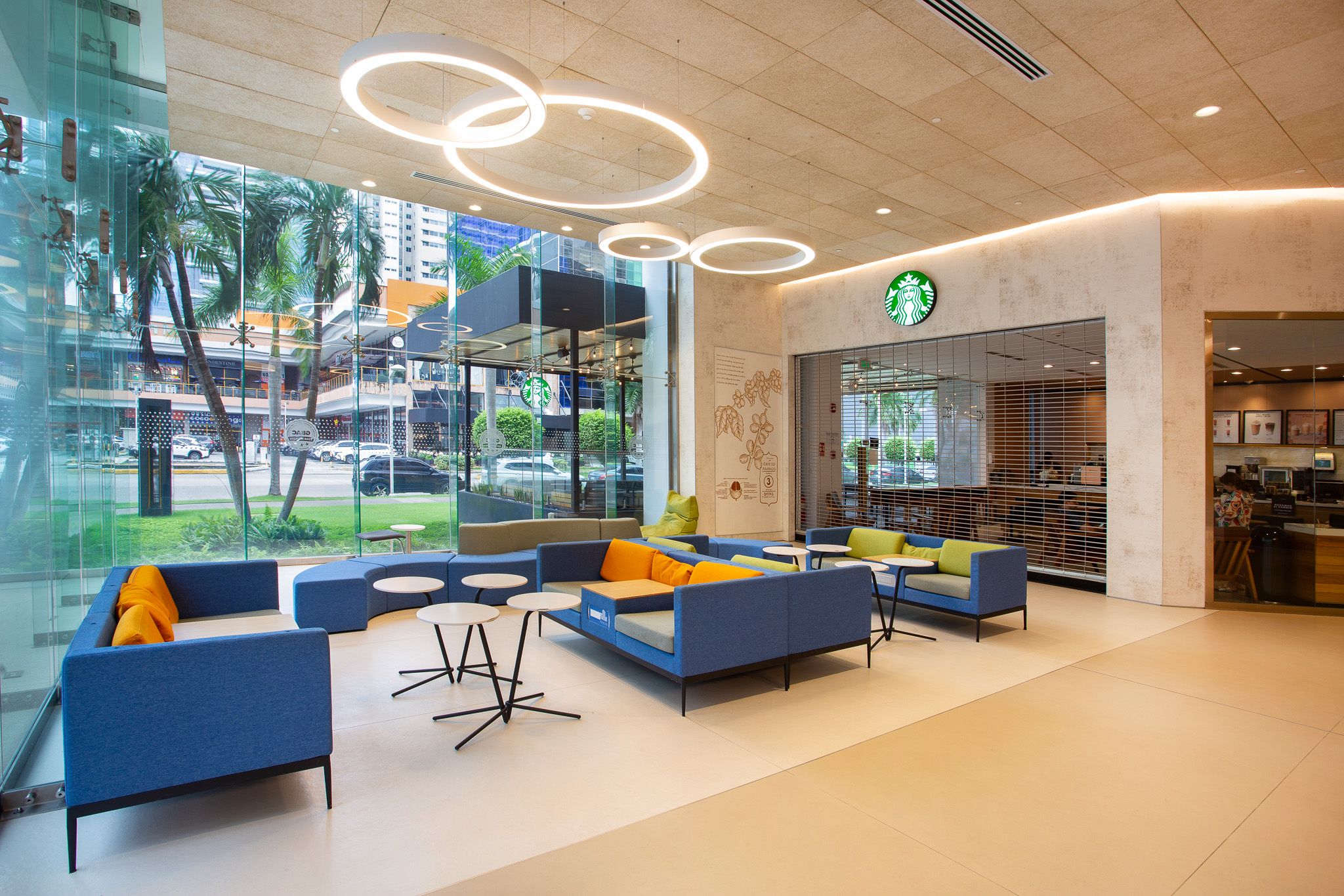 Lobby Ventanales vistas Starbucks