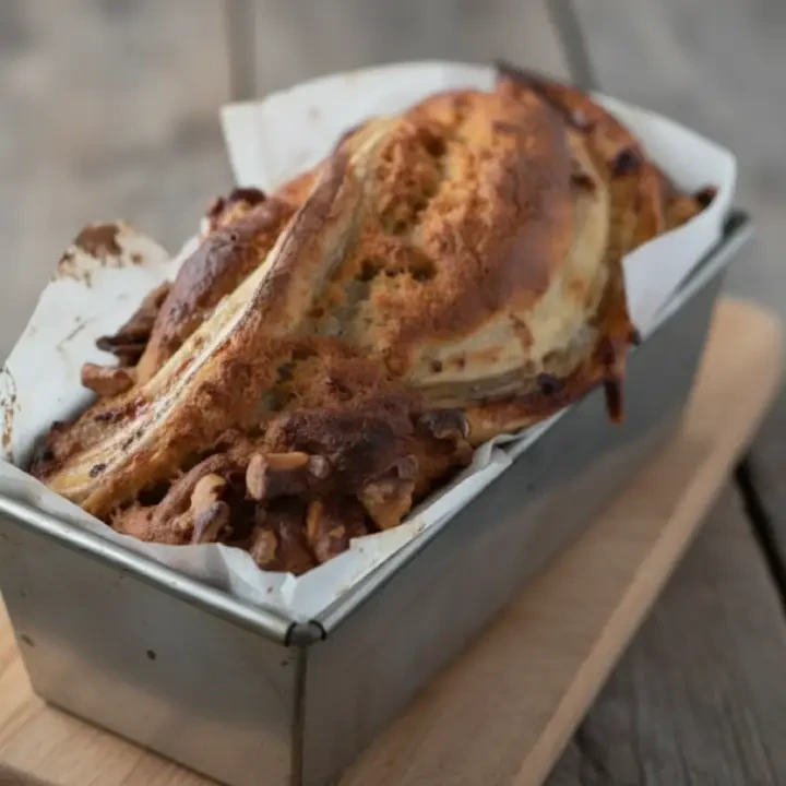 통 바나나 토핑된 바나나 브레드 완성 모습