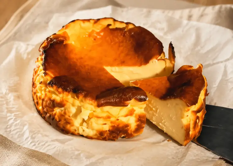 바스크 치즈케이크 — 겉면이 깊은 갈색으로 구워진 크리미한 단면 컷