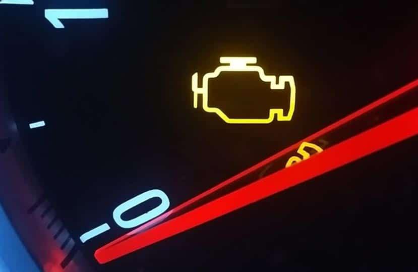 Pourquoi le voyant moteur s'allume-t-il ? Causes, symptômes et solutions