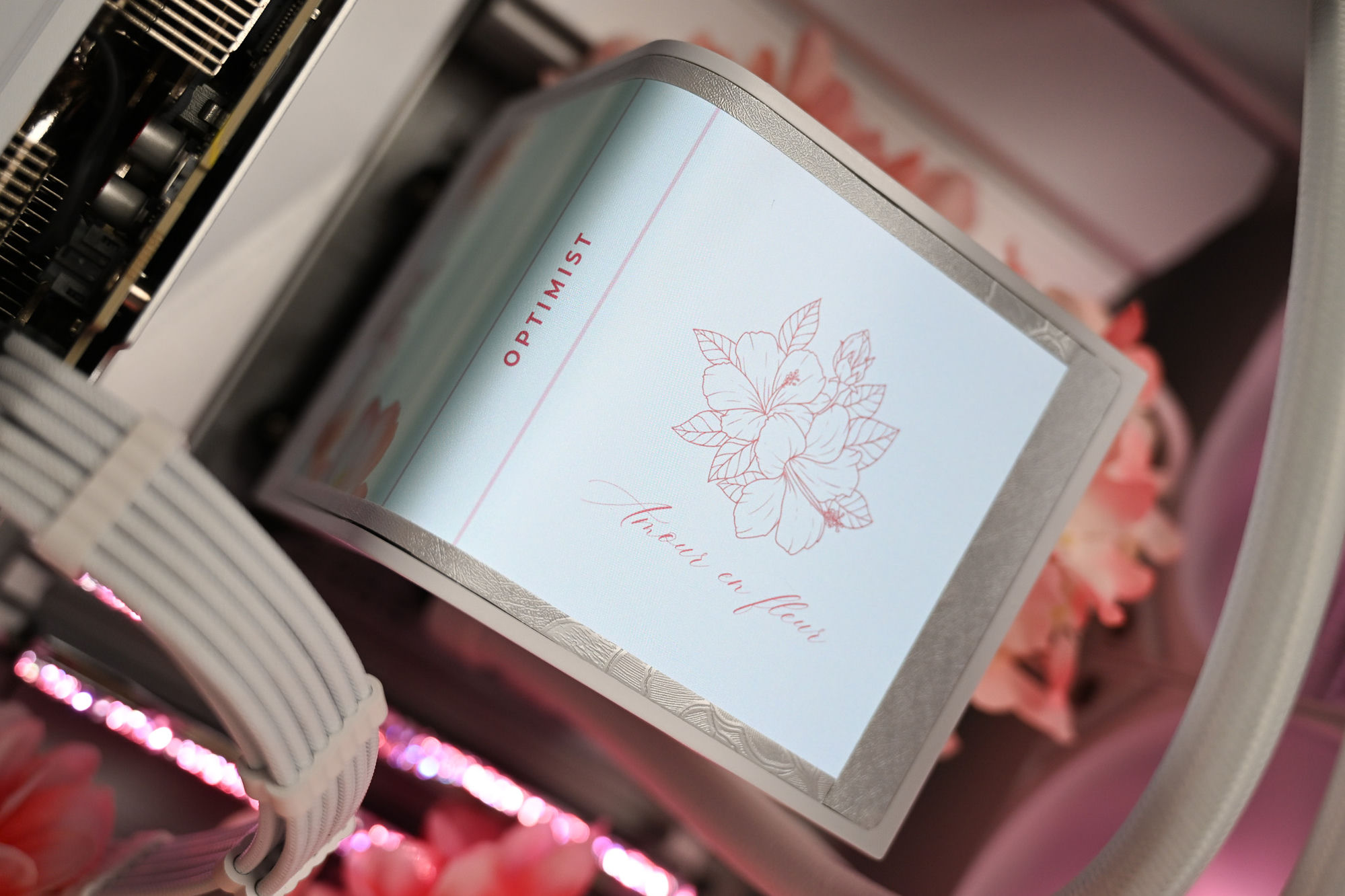 The custom “Amour en fleur” hibiscus artwork on the TRYX Panorama screen