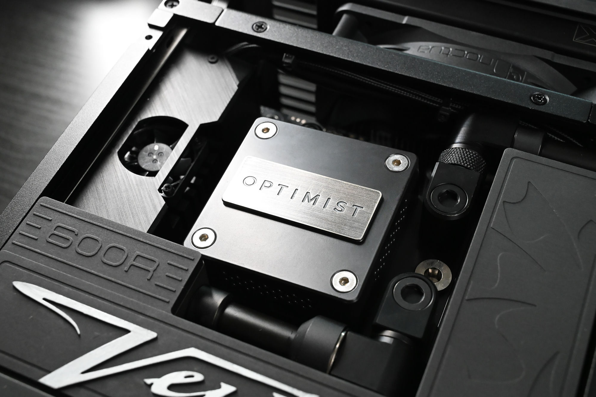 The brushed Optimist CPU water block, pump and fittings of the full-copper loop inside the 600R
