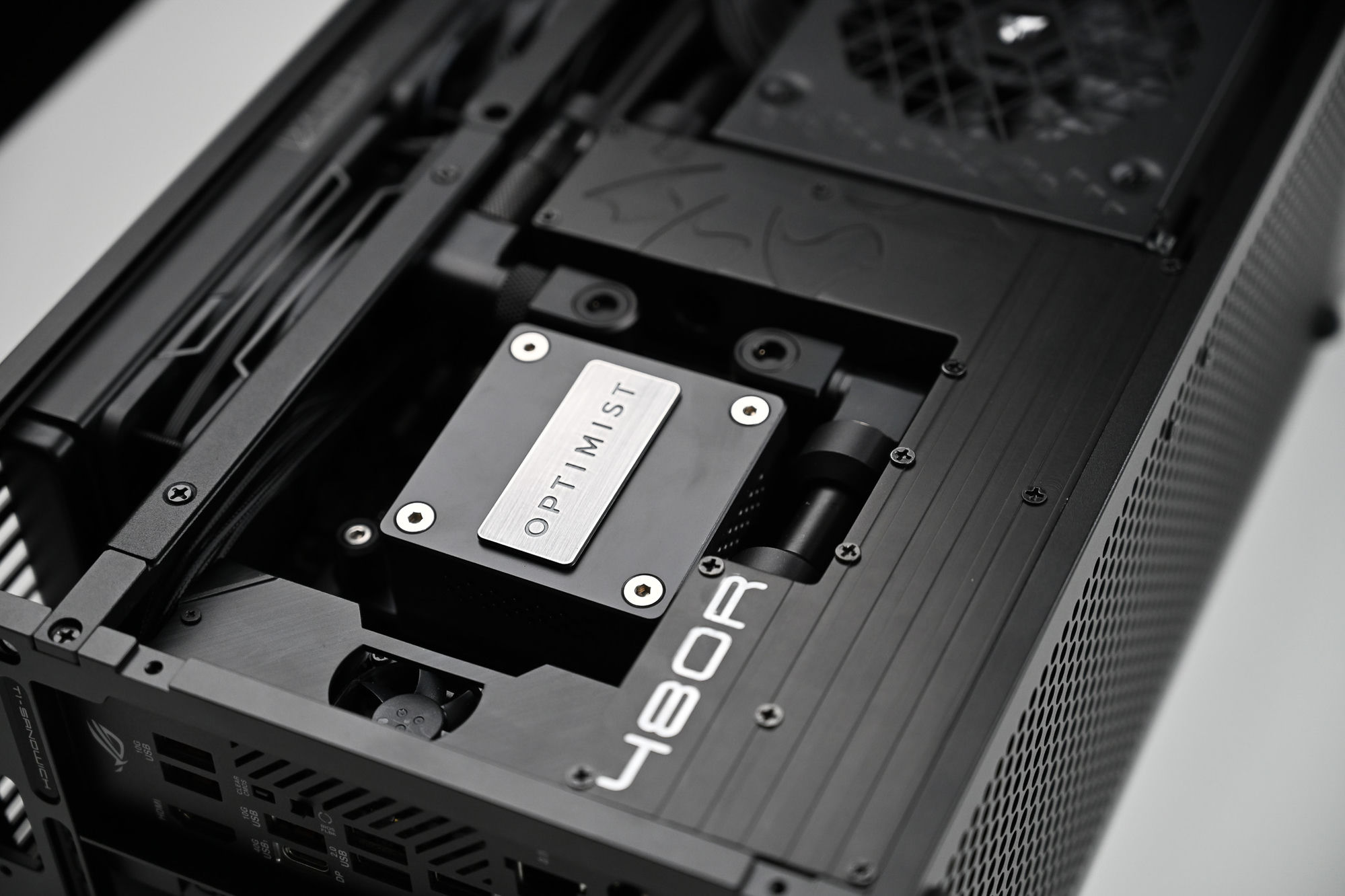 The 480R platform — an Optimist water block and “480R” panel inside a blackout small-form-factor chassis