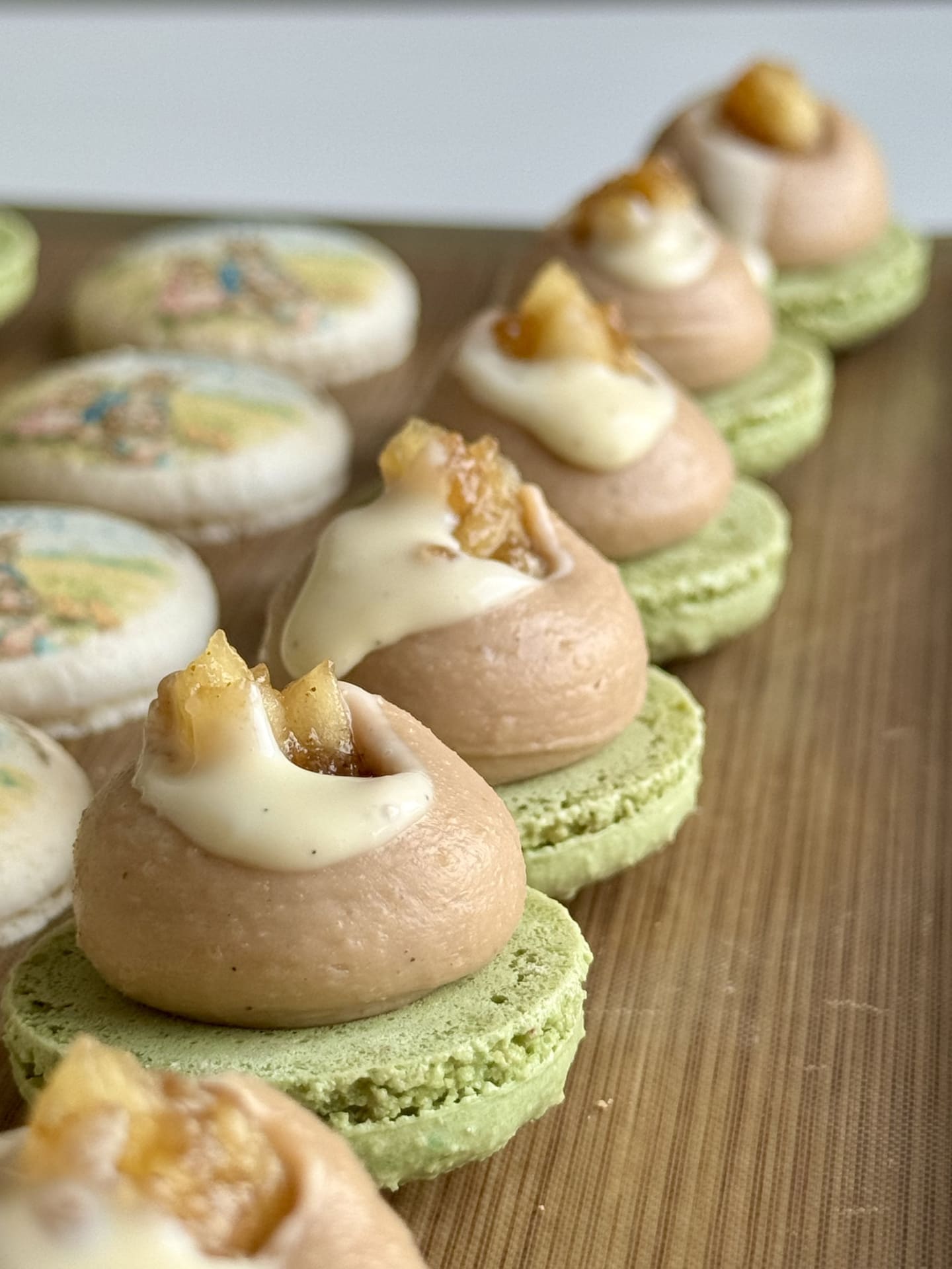 English Apple Pie Macarons
