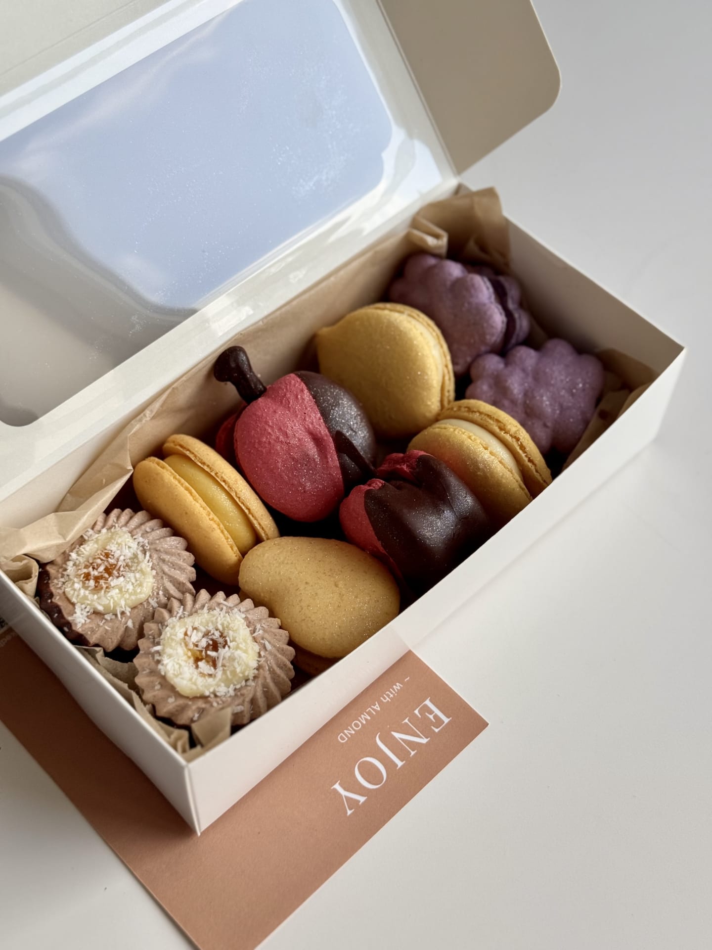 Crunch Fruit Macarons