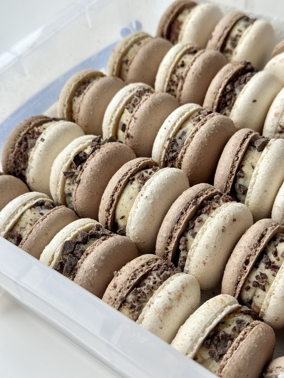 Stracciatella Ice Cream Macaron preview 4