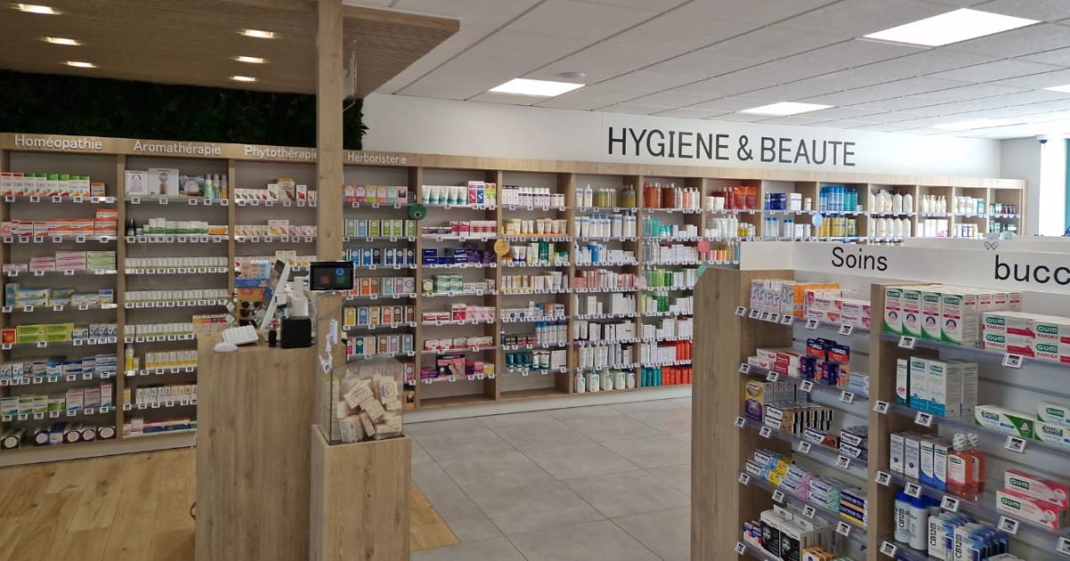 Agencement de pharmacie — espace officinal moderne par ConceptRenoDeco