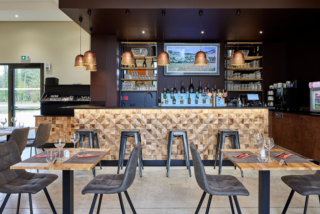 Agencement Orangerie Golf de la Cordelière — Hôtel — Photo 2