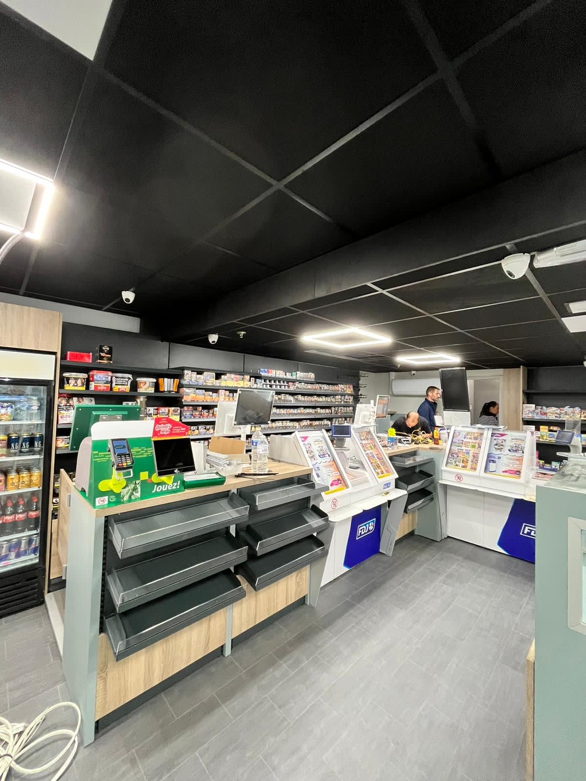 Agencement Tabac Le Refuge — Tabac & Presse sur mesure — Saint André les verges (10)