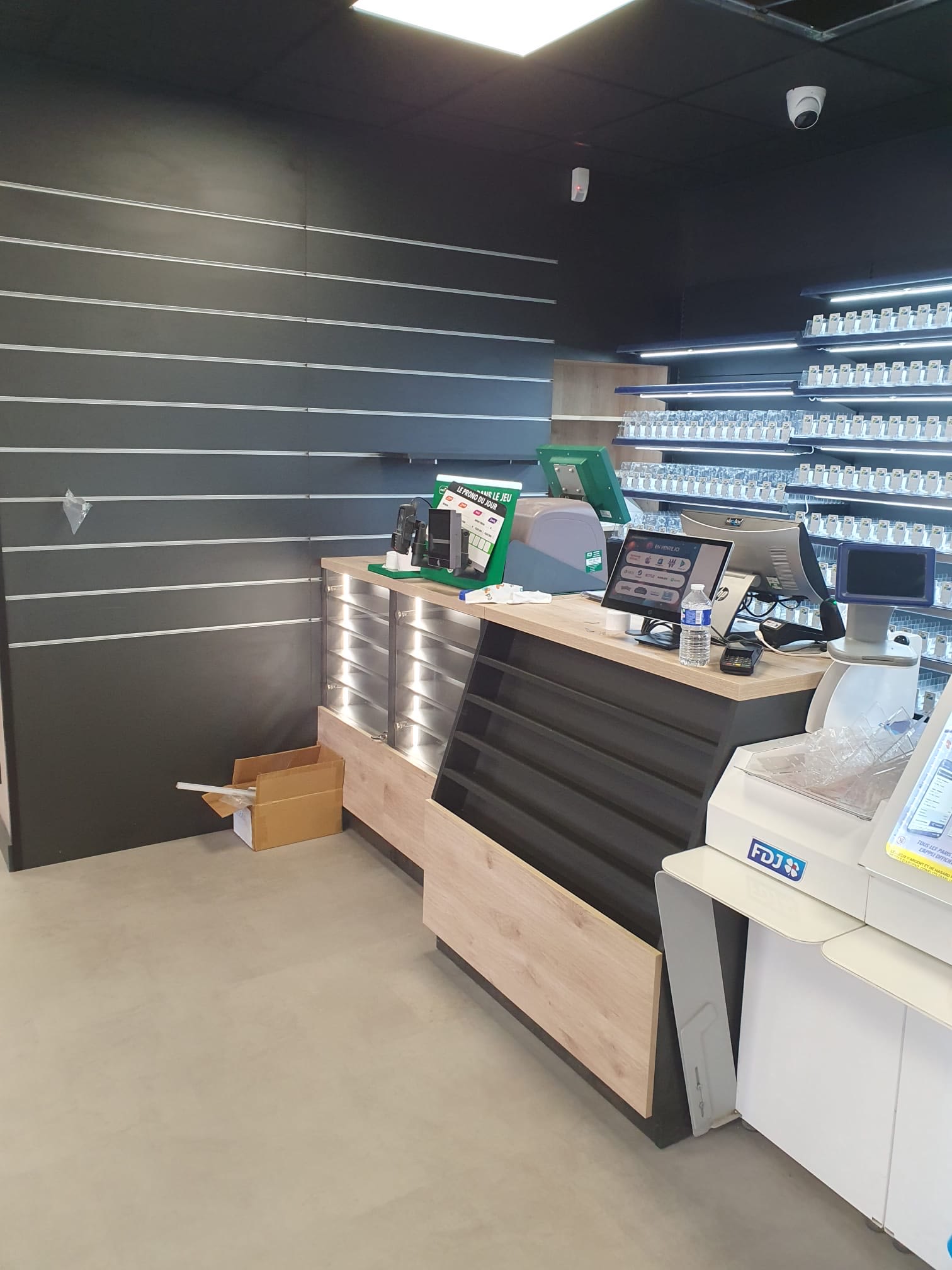 Agencement Bar Tabac Aéroport — Tabac & Presse — Photo 2 —  Auxerre (89)