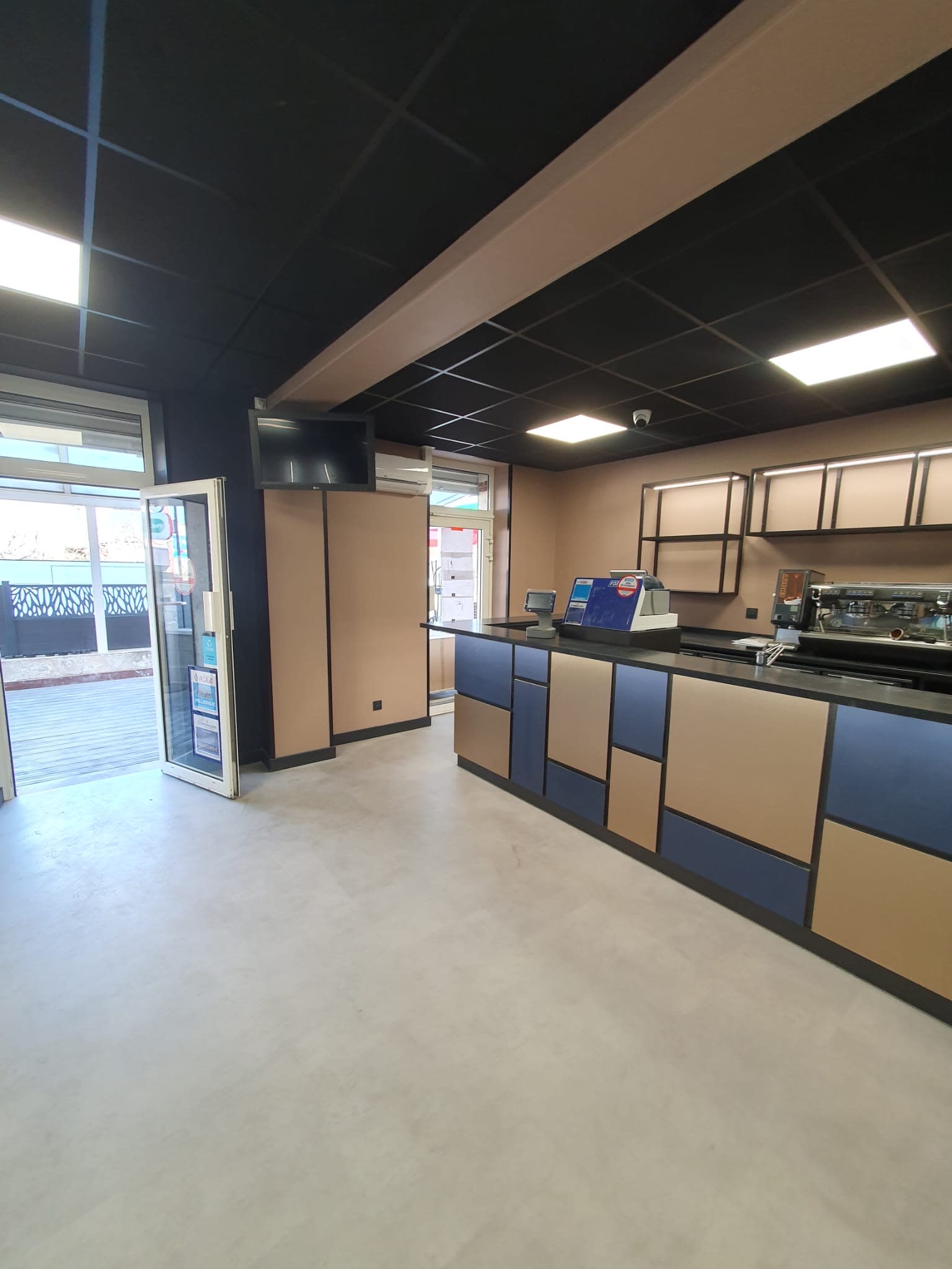 Agencement Bar Tabac Aéroport — Tabac & Presse — Photo 4 —  Auxerre (89)