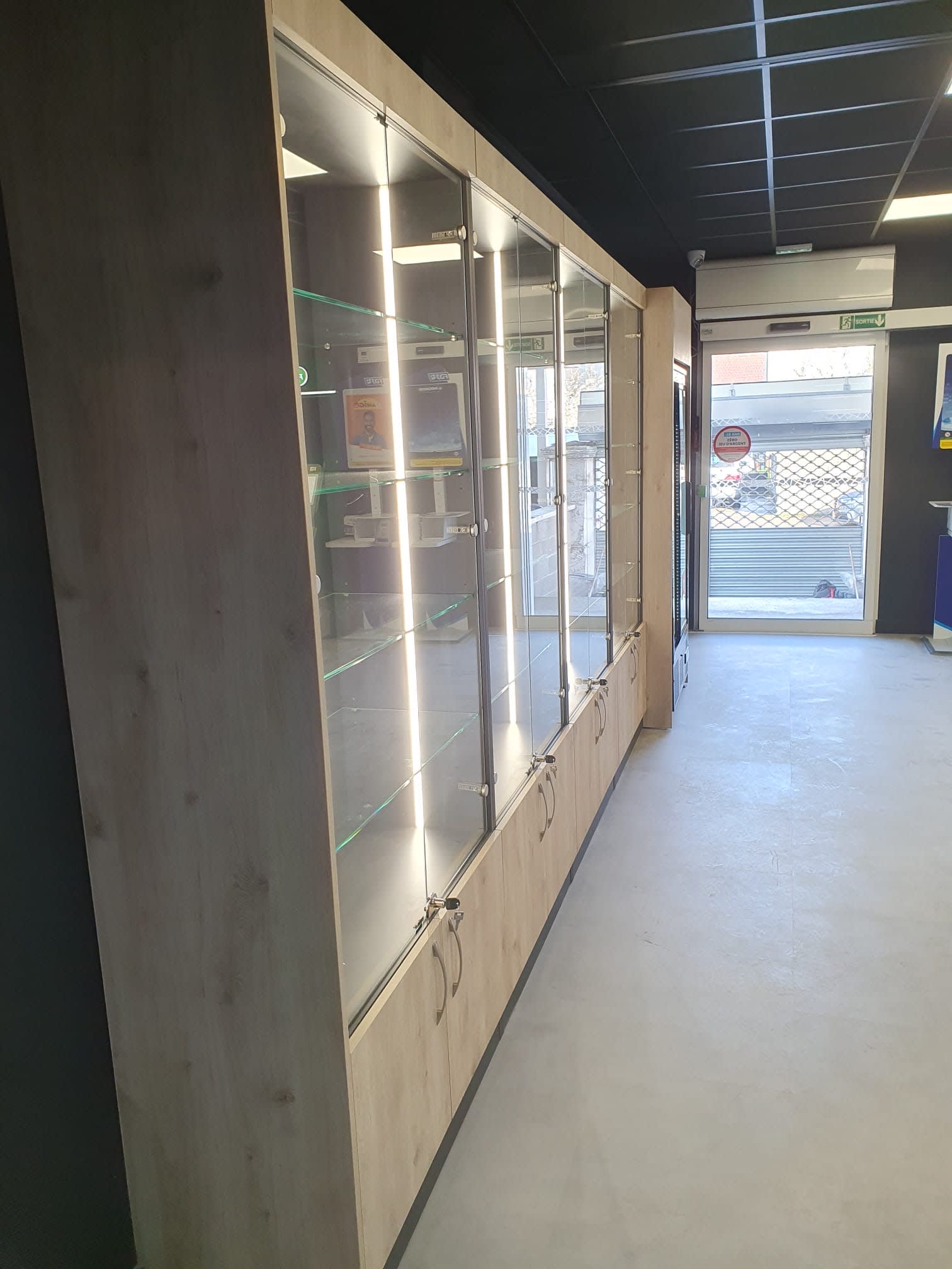 Agencement Bar Tabac Aéroport — Tabac & Presse — Photo 16 —  Auxerre (89)