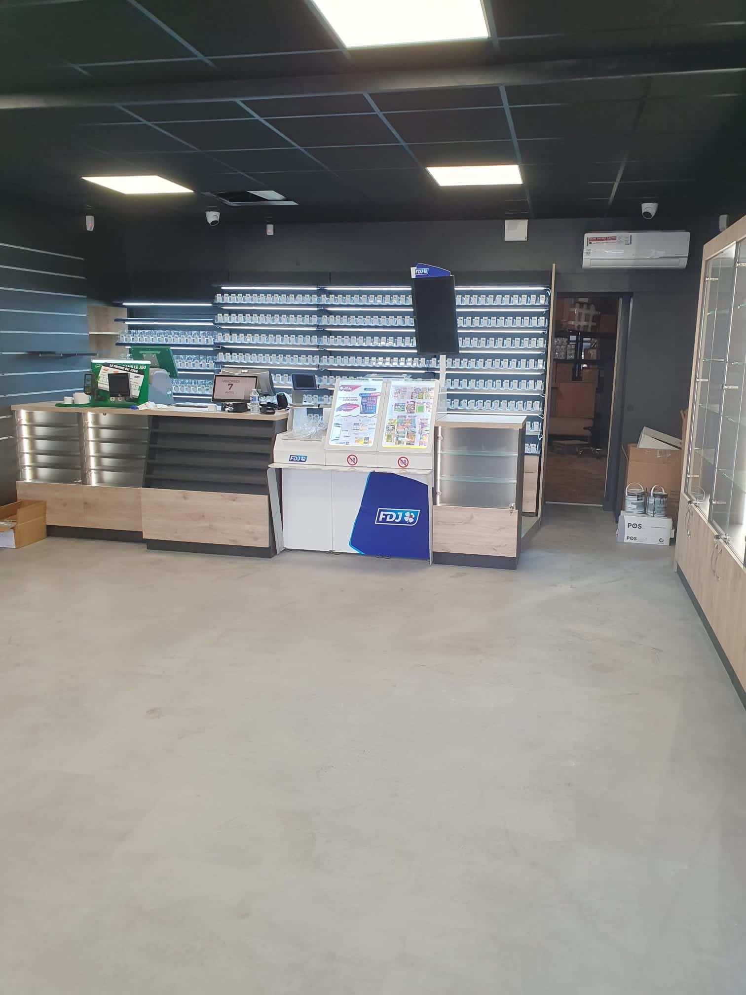 Agencement Bar Tabac Aéroport — Tabac & Presse — Photo 26 —  Auxerre (89)