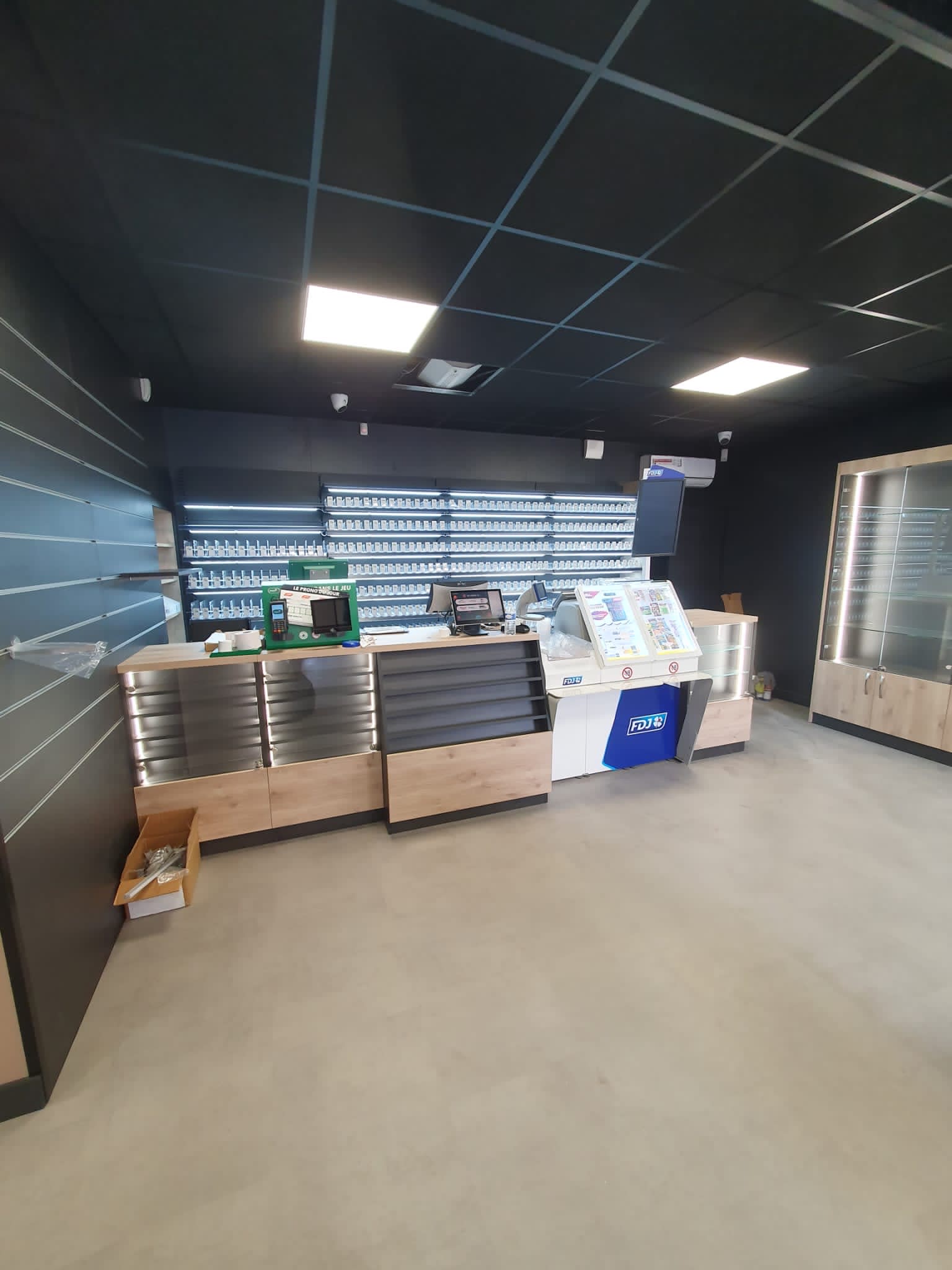 Agencement Bar Tabac Aéroport — Tabac & Presse — Photo 27 —  Auxerre (89)