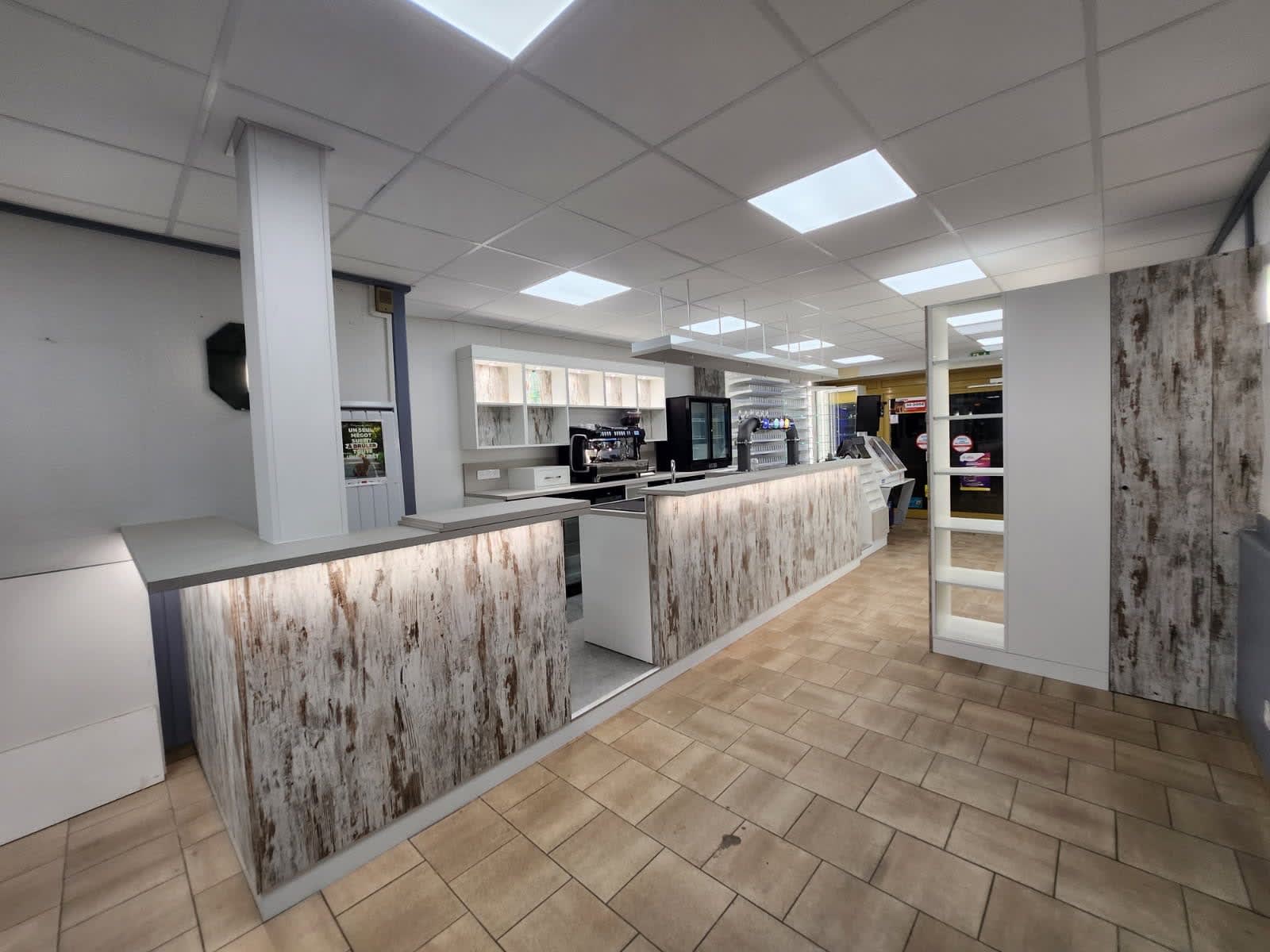 Agencement Bar tabac superette o doberman d'or — Tabac & Presse — Photo 2 — Sommesous (51)