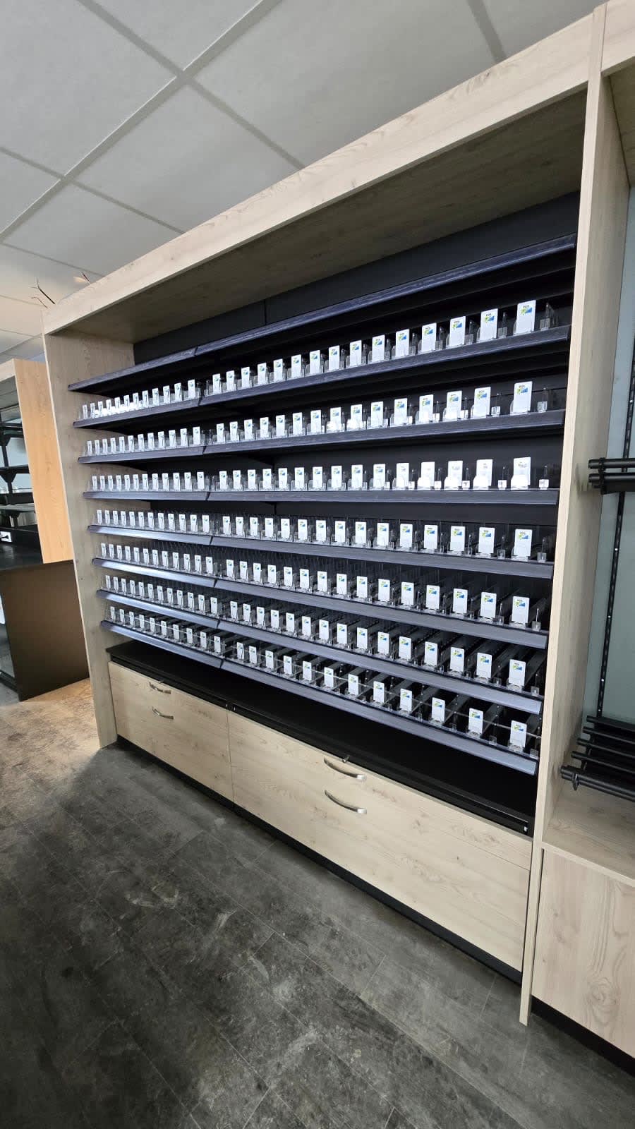 Agencement Bar tabac superette o doberman d'or — Tabac & Presse — Photo 3 — Sommesous (51)