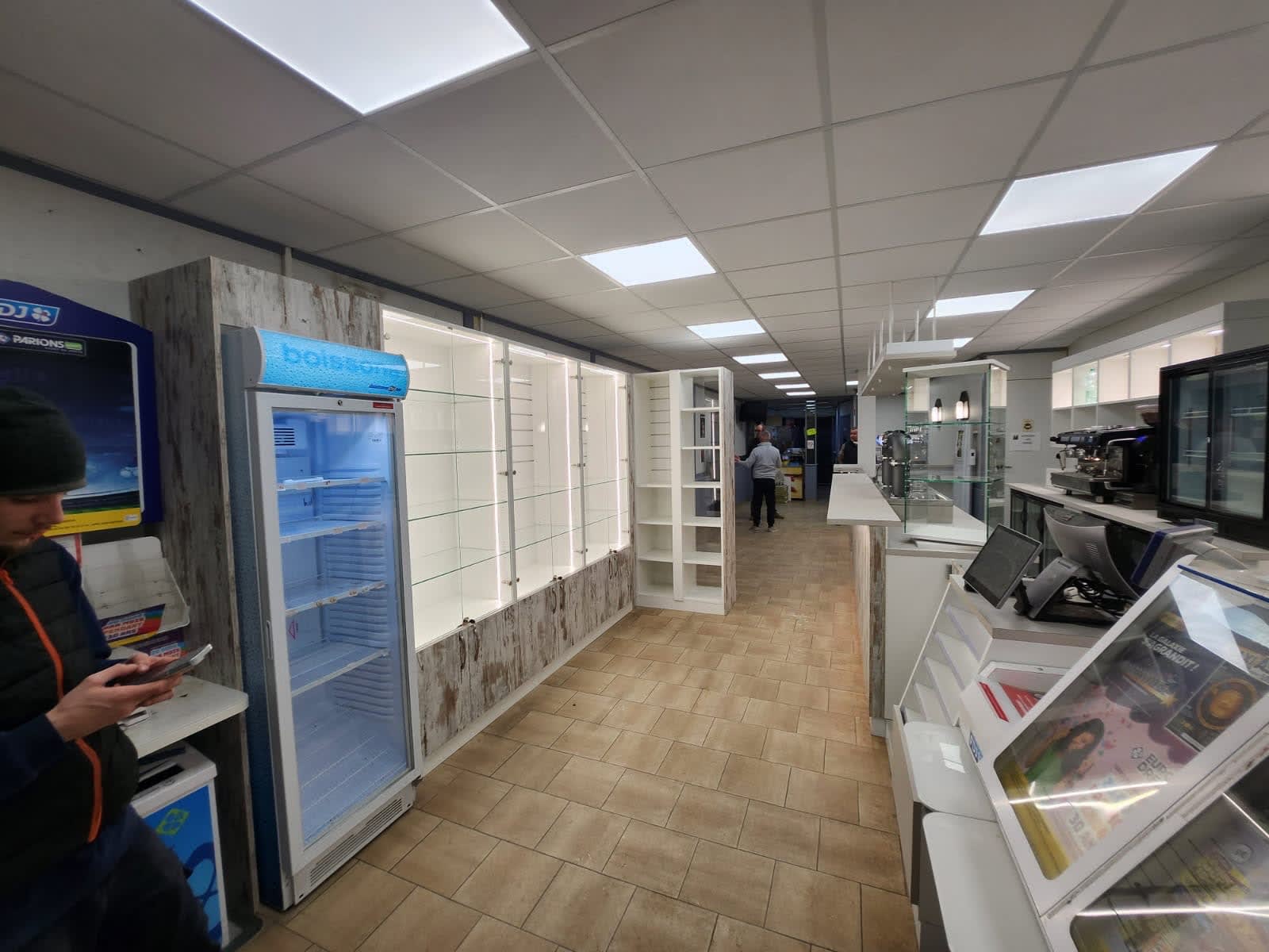 Agencement Bar tabac superette o doberman d'or — Tabac & Presse — Photo 10 — Sommesous (51)