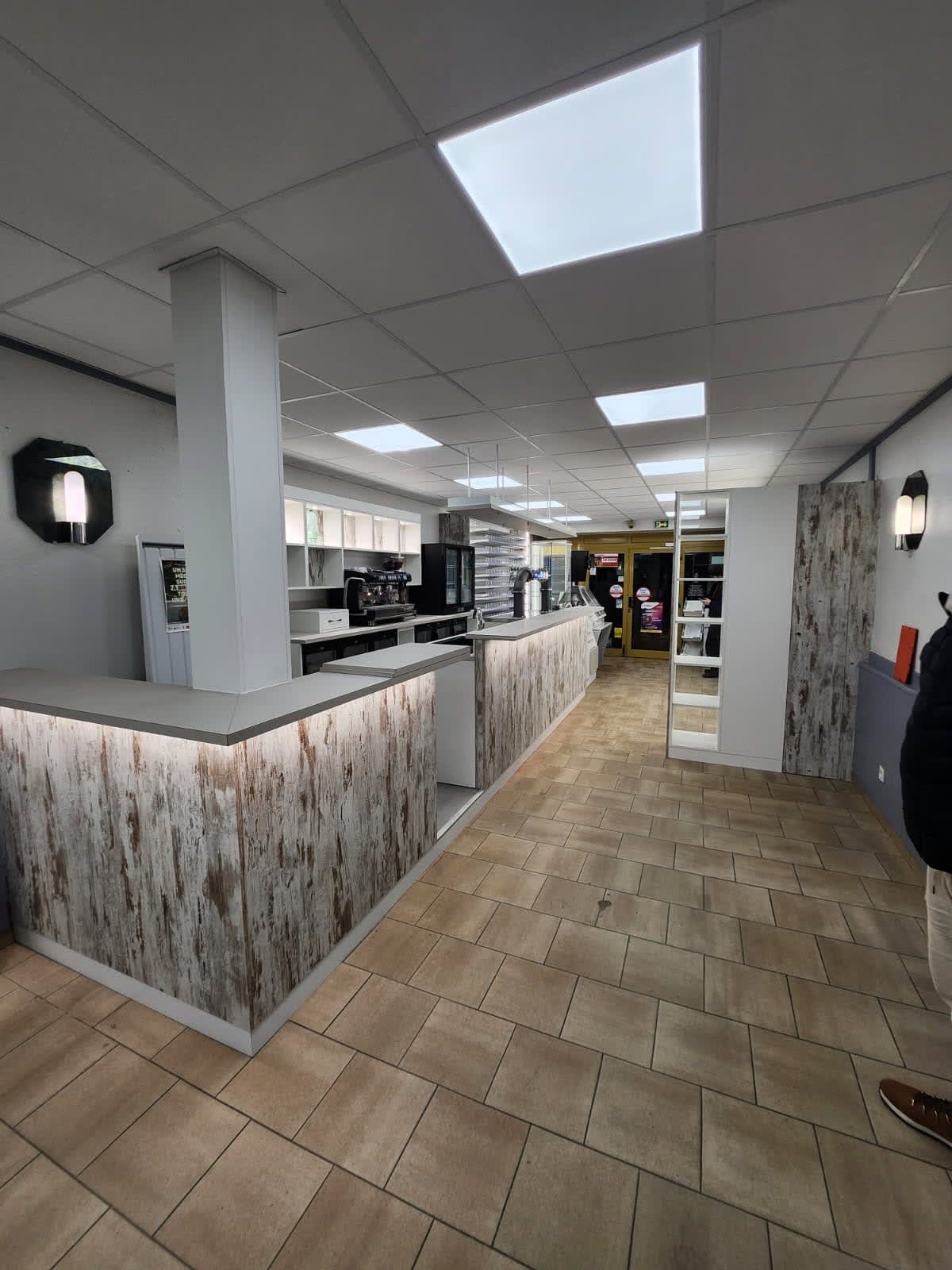 Agencement Bar tabac superette o doberman d'or — Tabac & Presse — Photo 16 — Sommesous (51)