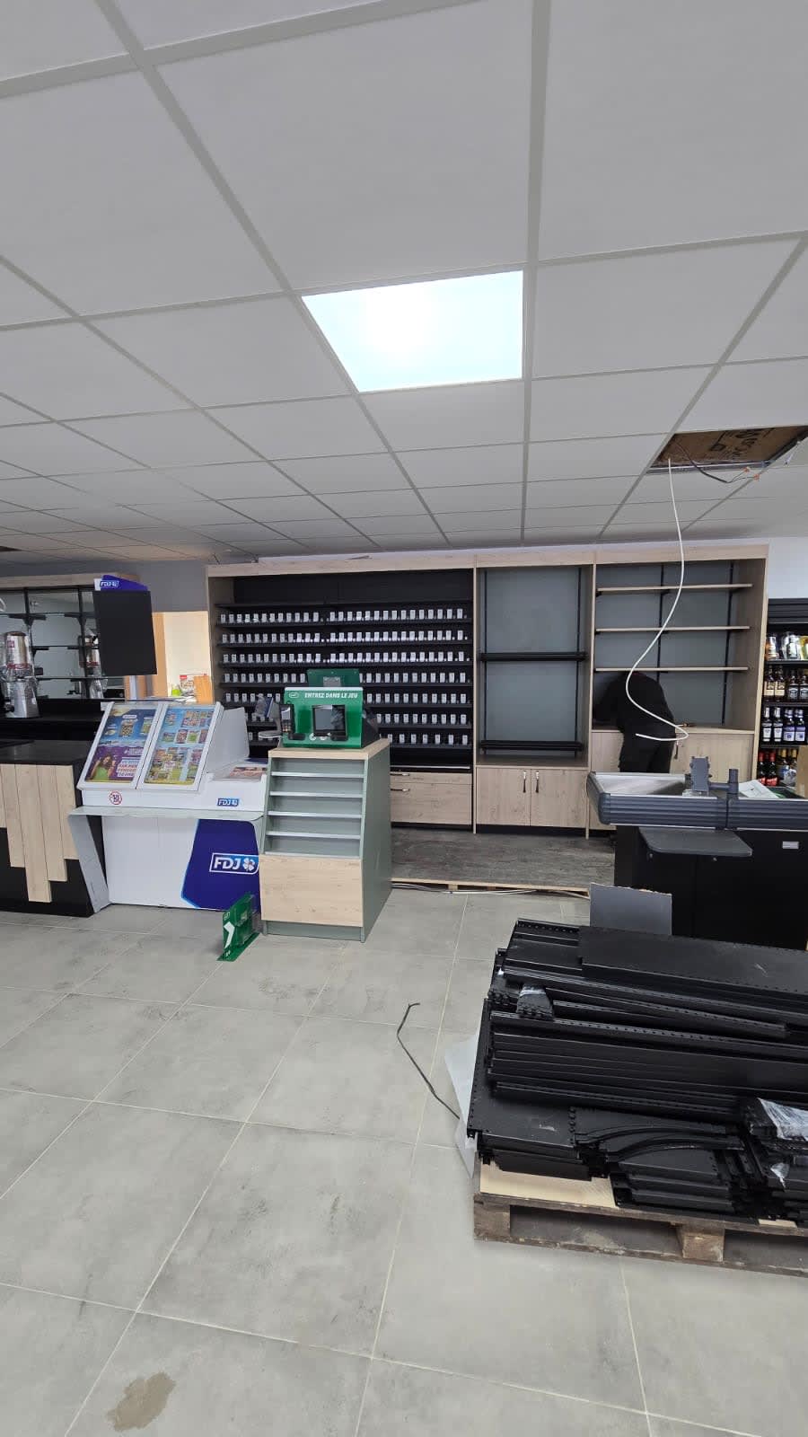 Agencement Bar tabac superette o doberman d'or — Tabac & Presse — Photo 19 — Sommesous (51)