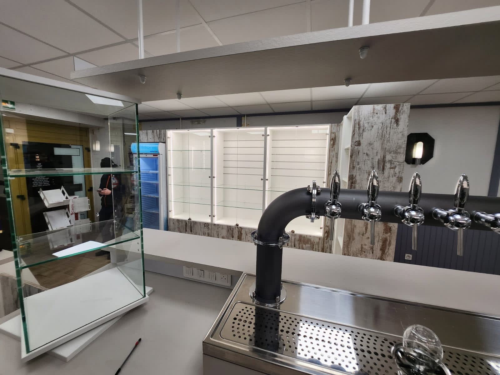 Agencement Bar tabac superette o doberman d'or — Tabac & Presse — Photo 23 — Sommesous (51)