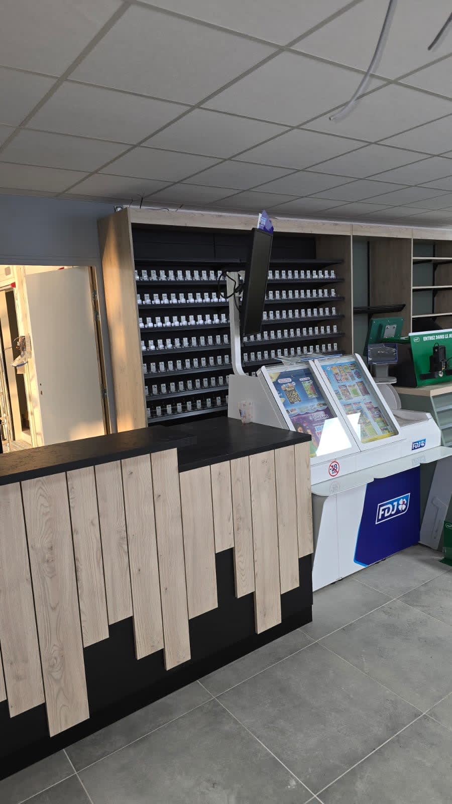 Agencement Bar tabac superette o doberman d'or — Tabac & Presse — Photo 27 — Sommesous (51)