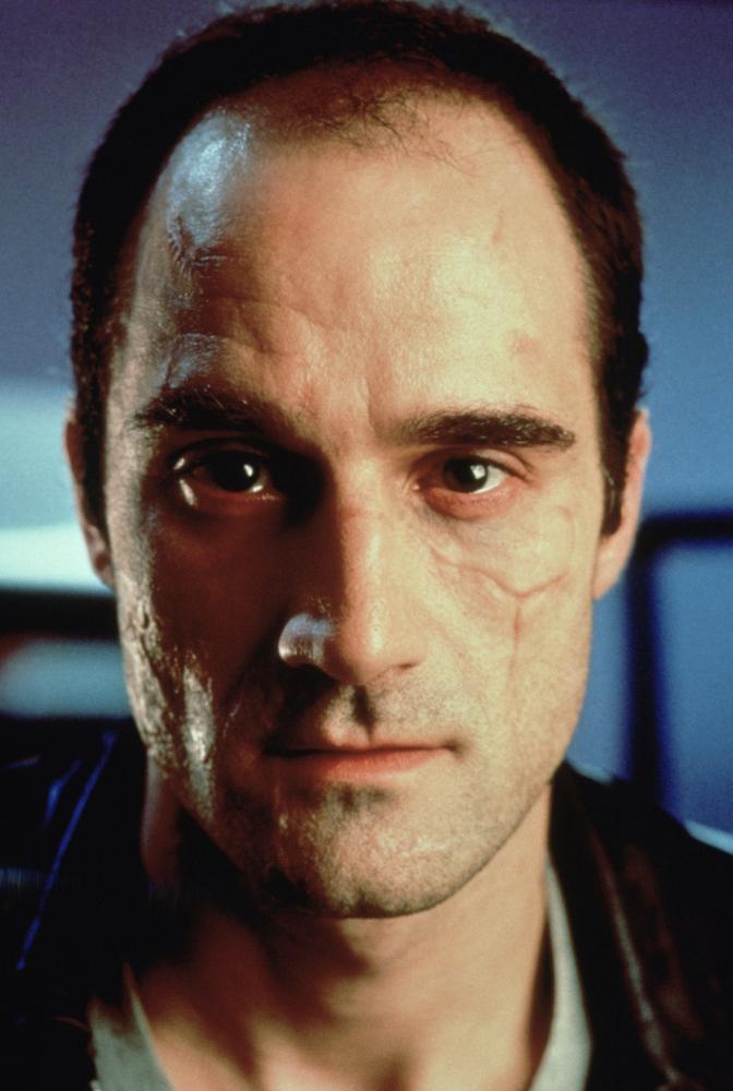 Elias Koteas. 