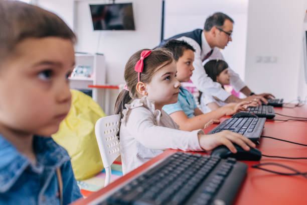 ولې د ټایپ زده کړه ماشومان د AI نړۍ ته چمتو کوي