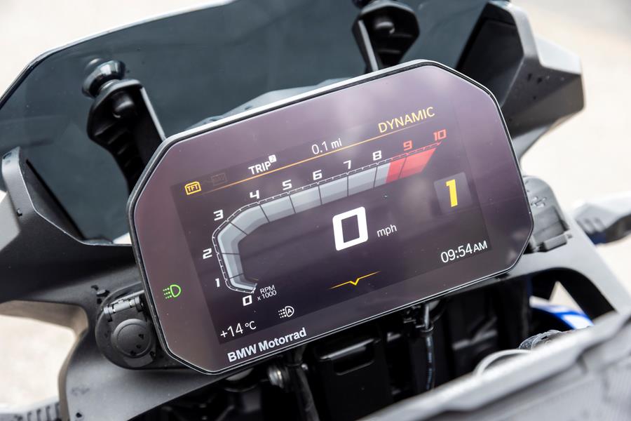 {'Equipment: Standard Features and Optional Extras'}