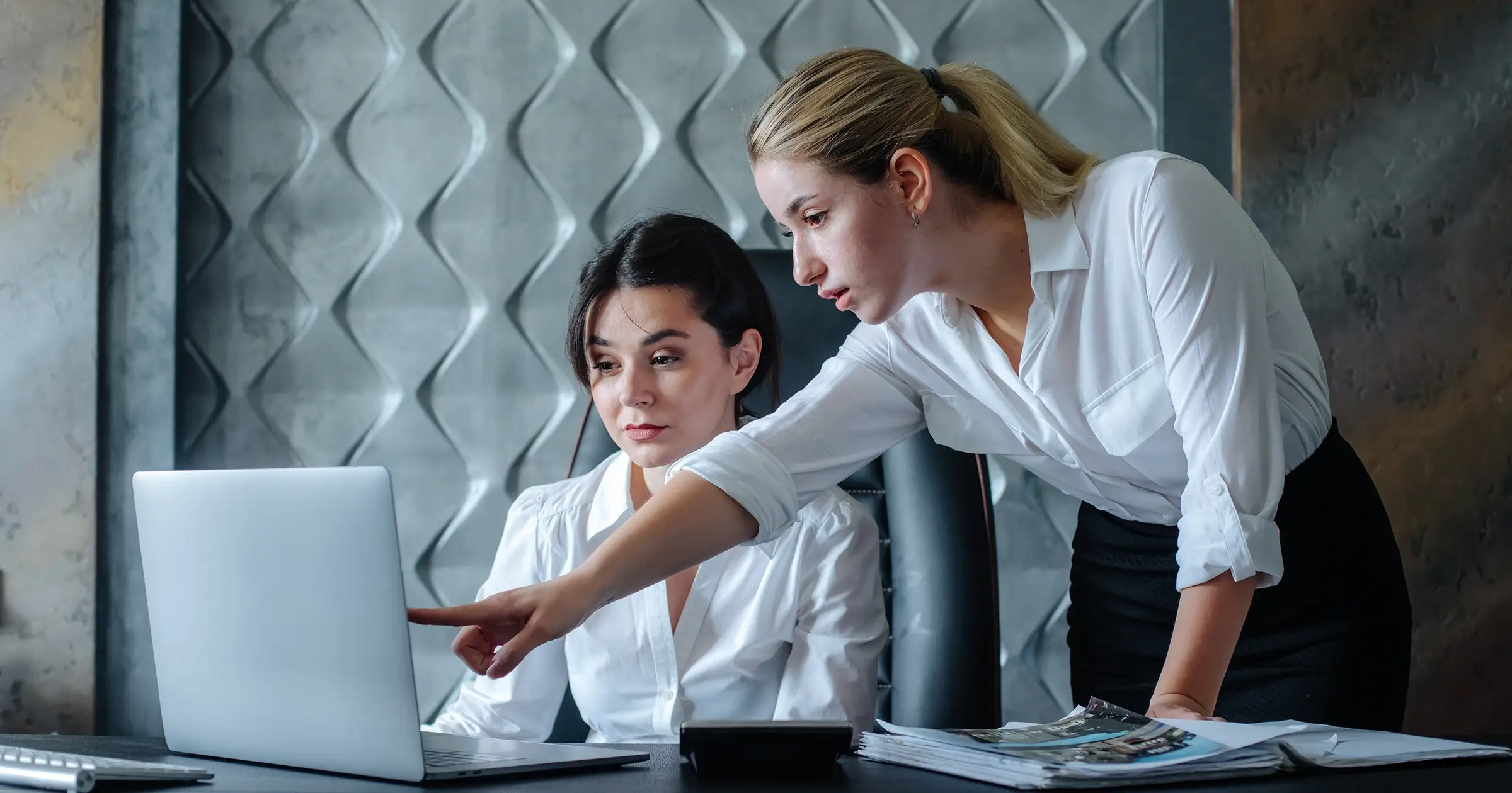 2 women looking at a screen