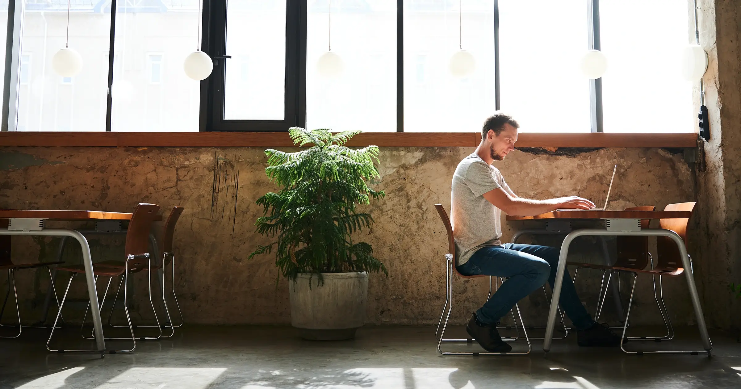 Freelancer working forom a cafe