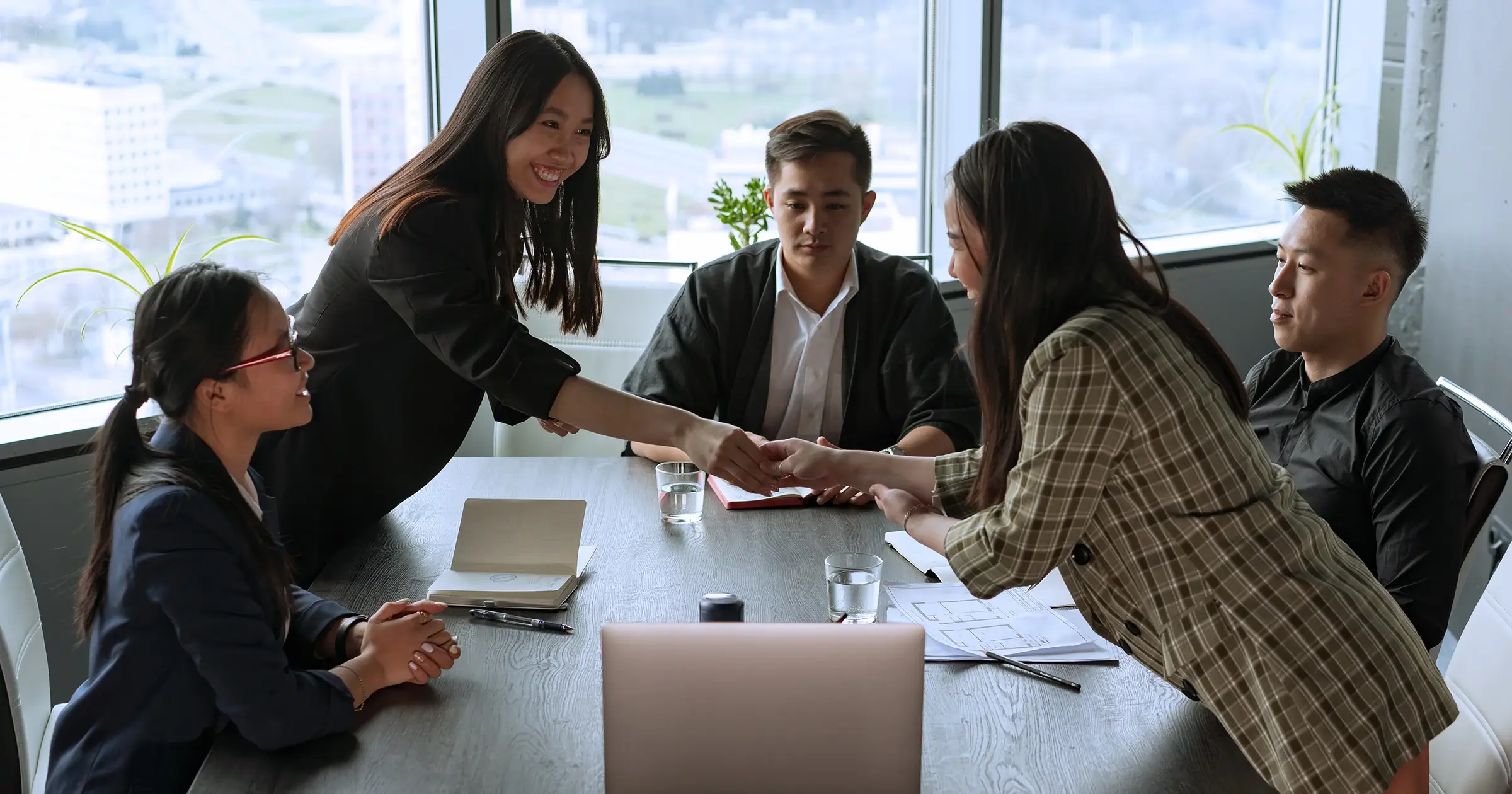 2 people shaking hands during a business meeting