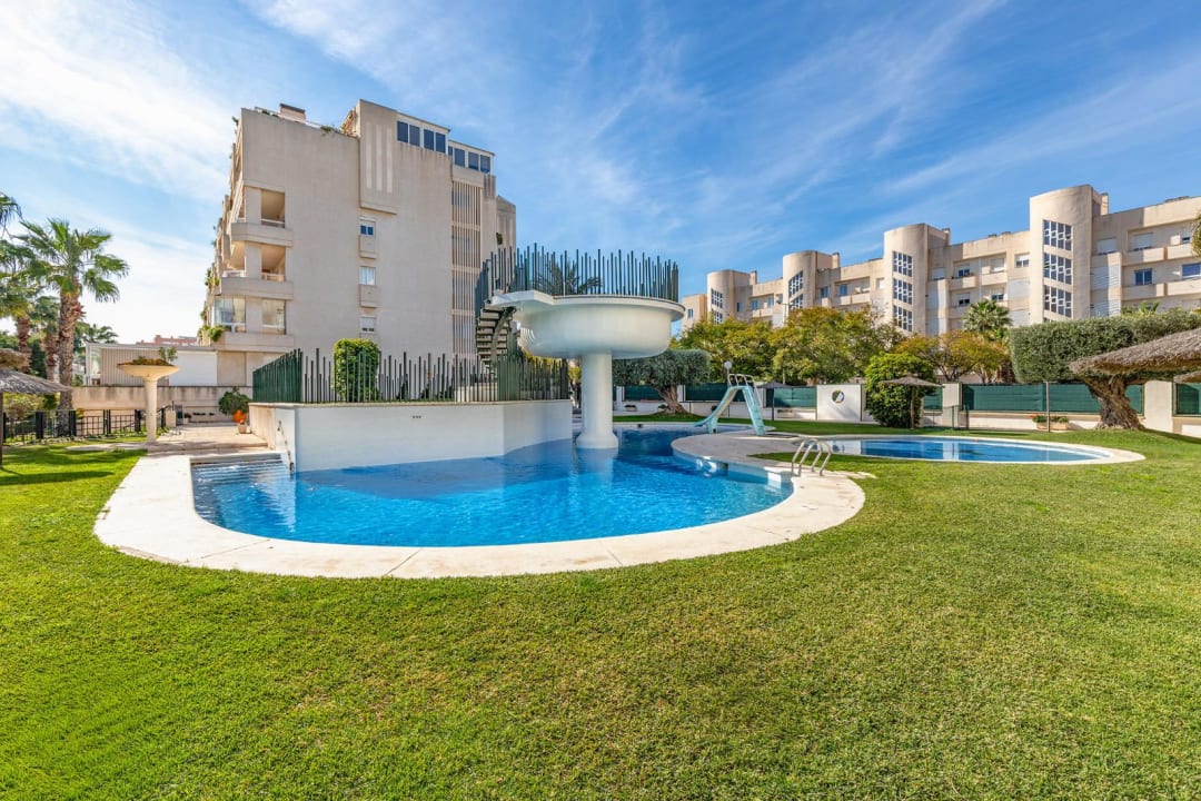 Preciosa Vivienda de Dos Dormitorios Cerca del Campo de Golf