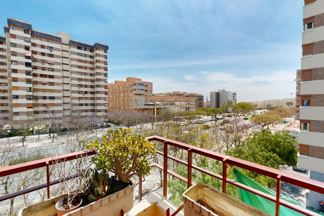 Piso con parking y terraza en benalúa 4 habitaciones, luminoso a 5 min del mar.