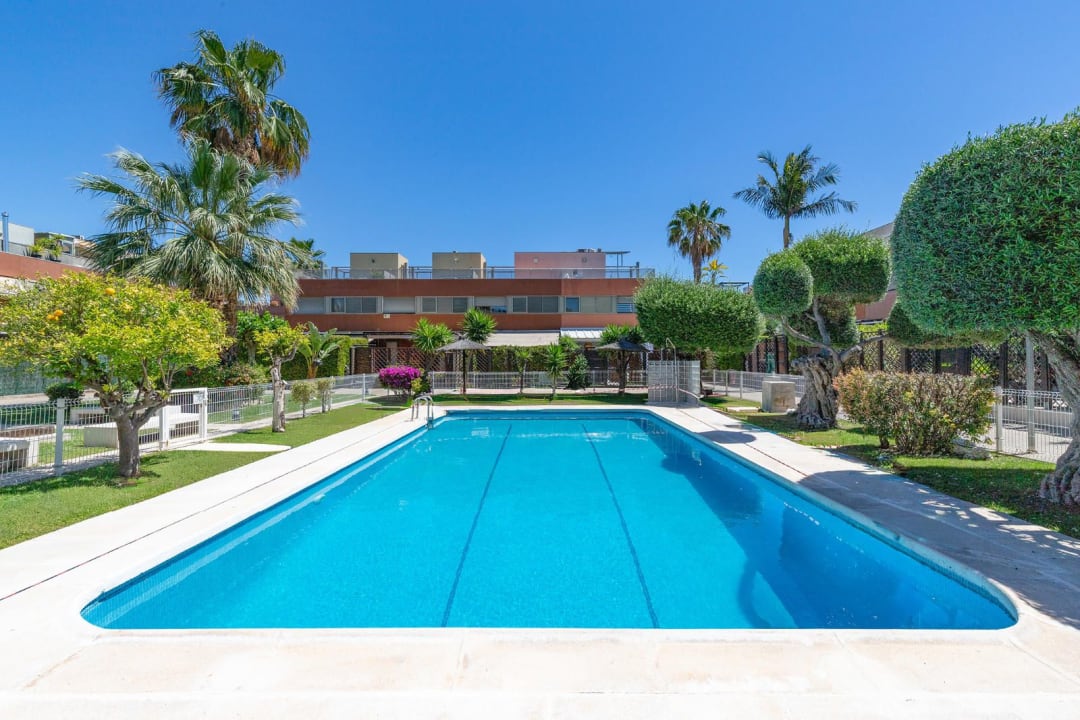 Chalet adosado con vistas al golf en zona premium junto playa de san juan