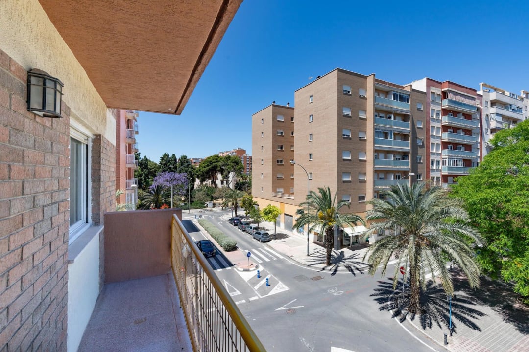 Amplia vivienda de cuatro dormitorios con terraza y vistas despejadas - Benisaudet