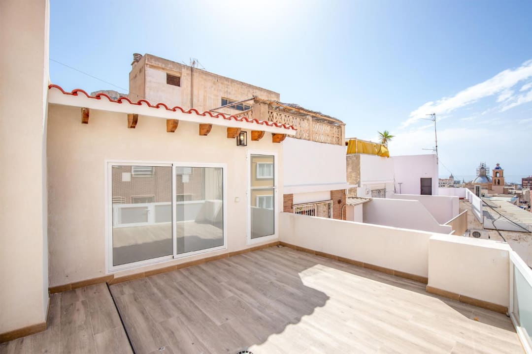atico de lujo en el centro de alicante con terraza privada y vistas al mar