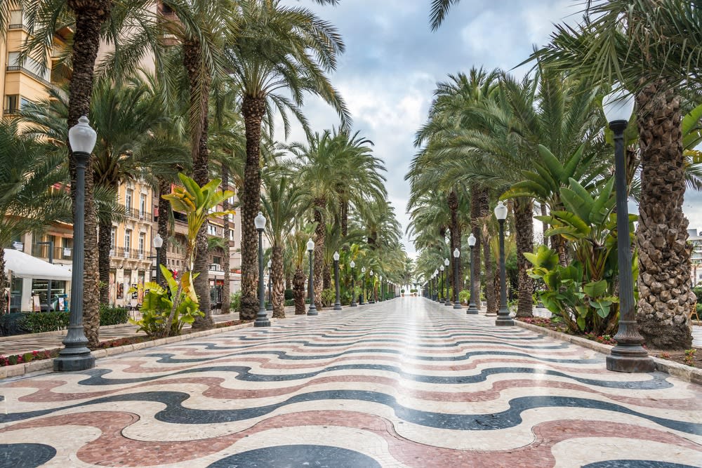 Explanada de España im Zentrum von Alicante mit dem ikonischen Wellen-Mosaikboden und Palmenreihen