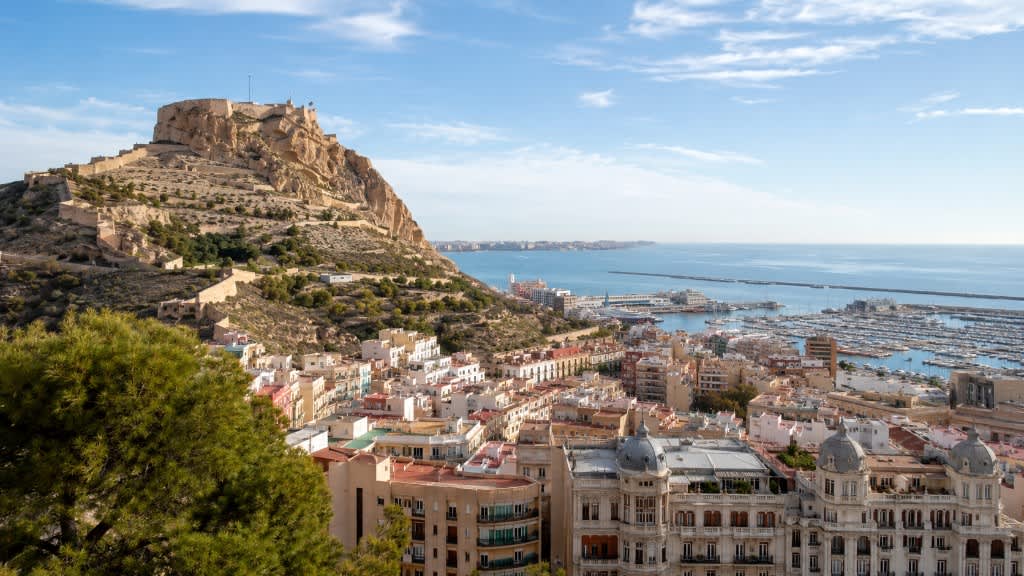 Vista panorámica de Alicante con el castillo de Santa Bárbara, el casco urbano y el puerto deportivo al fondo del Mediterráneo