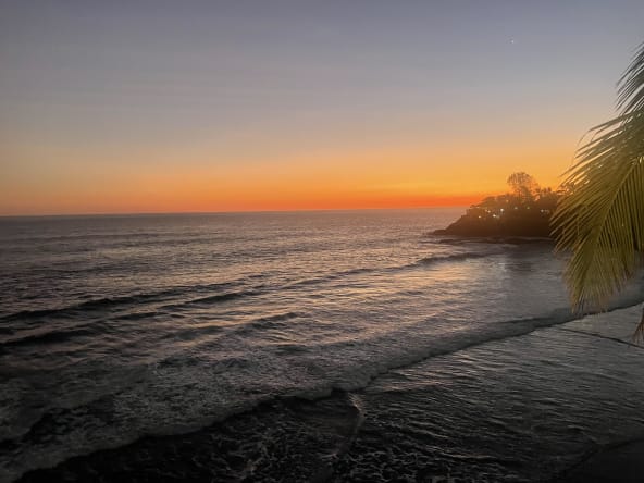 Dynamic surfing action in El Salvador’s ocean playground.
