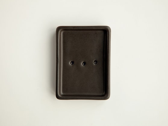 Day 1 Handgemaakt Keramieken Zeepbakje Zwart met Gaatjes