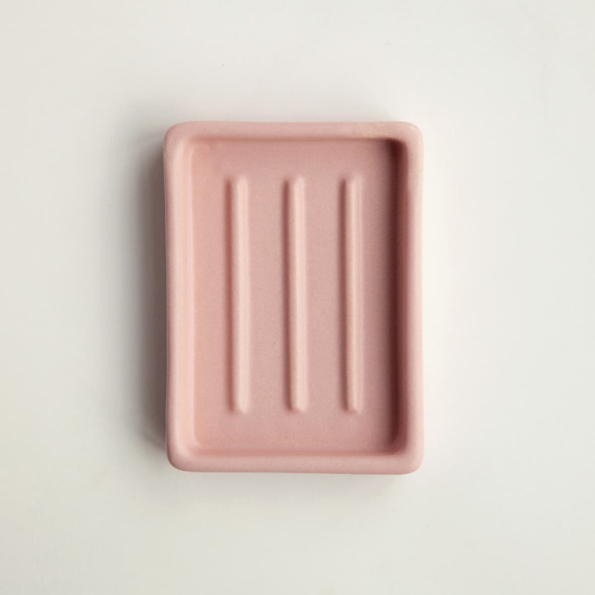 DAY 1 - Zeepbakje - keramiek - Roze - mat - dichte bodem - zeephouder - handgemaakt - zeepschaaltje - keramische zeepschaal - badkamer accessoire