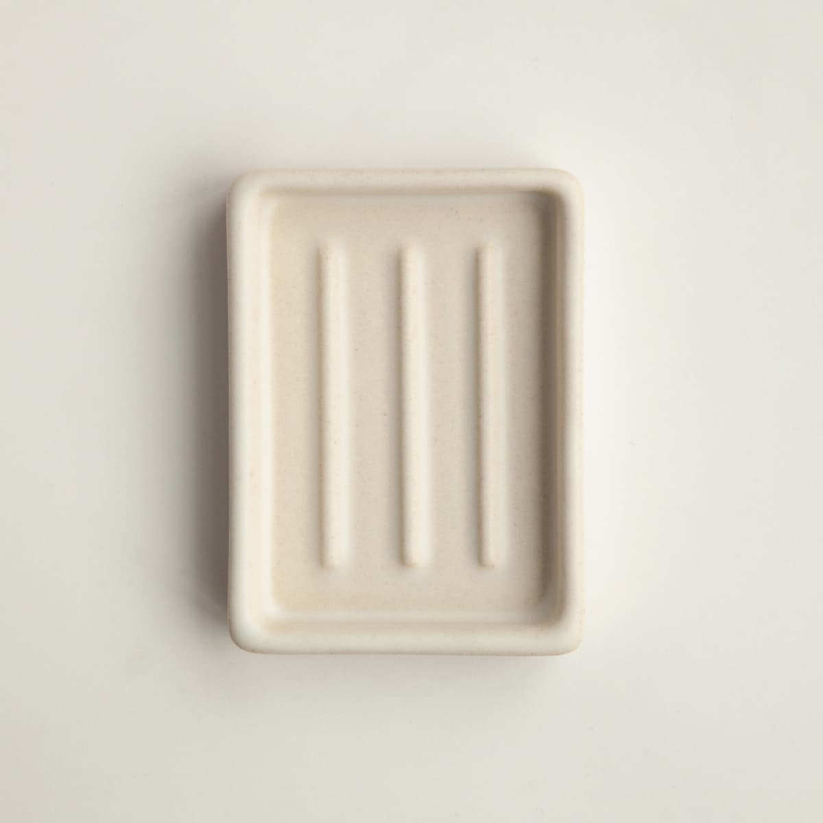 DAY 1 - Zeepbakje - keramiek - creme wit - mat - dichte  bodem - zeephouder - zeepschaaltje - keramische zeepschaal - badkamer accessoire -