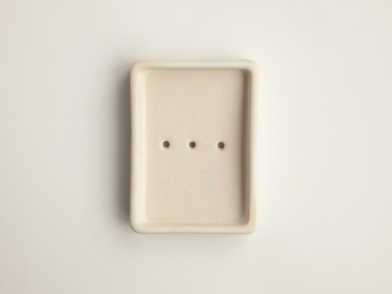 Day 1 - Handgemaakt Keramieken Zeepbakje Wit met Gaatjes